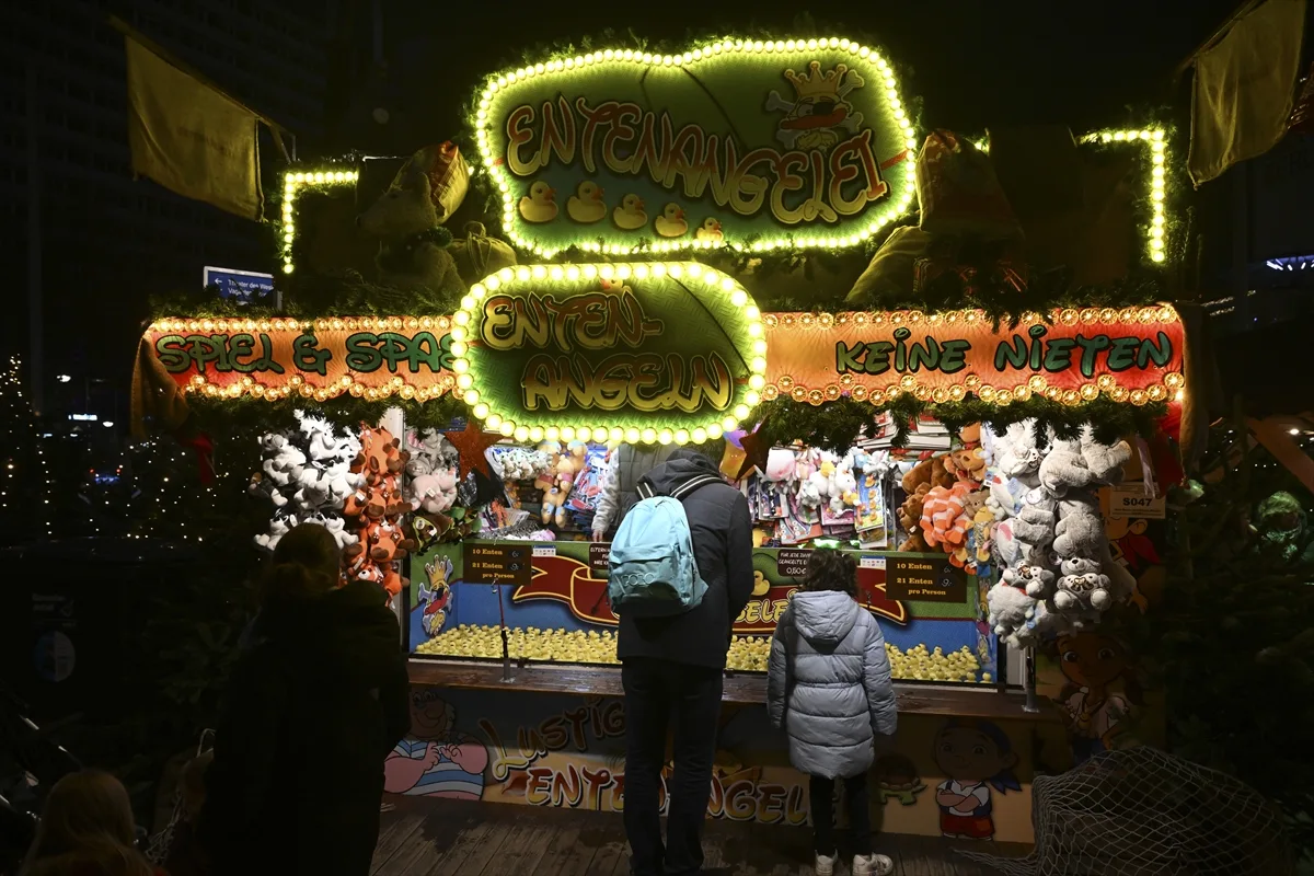 Berlin'de geleneksel Noel pazarı kuruldu