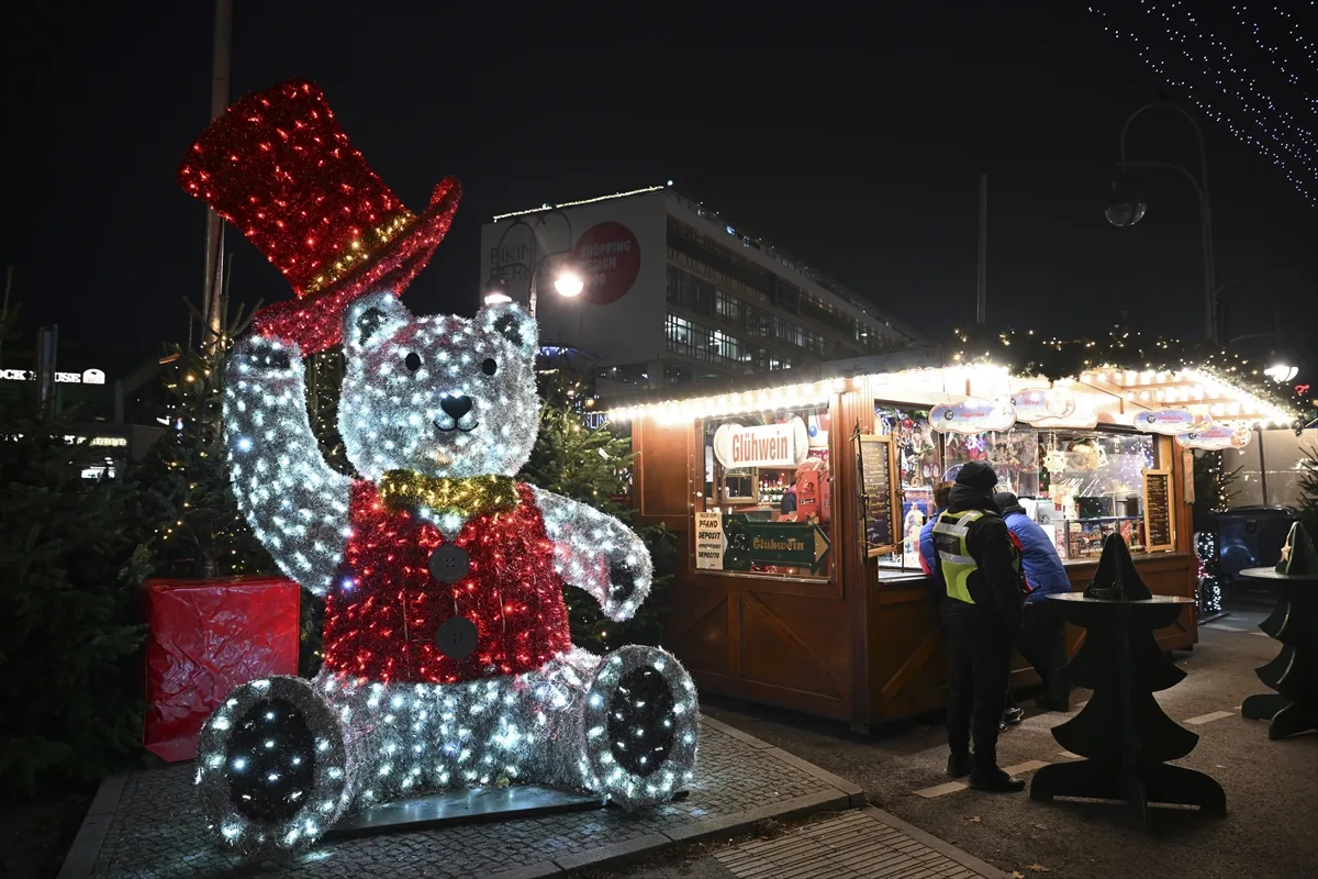 Berlin'de geleneksel Noel pazarı kuruldu