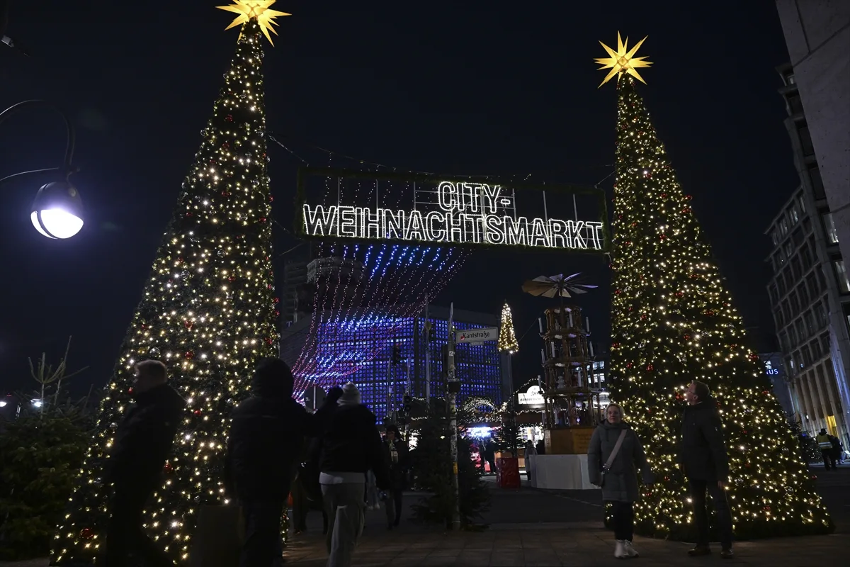 Berlin'de geleneksel Noel pazarı kuruldu