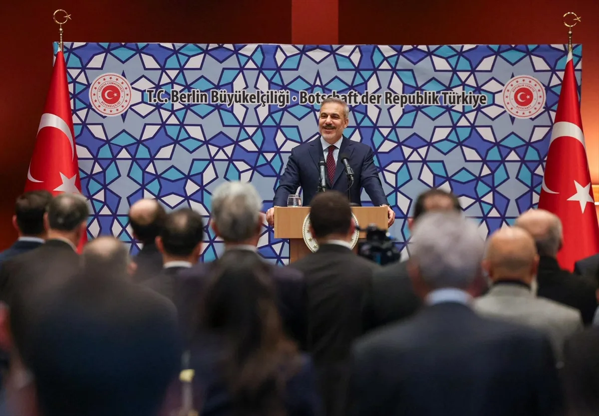 Bakan Fidan Almanya’da Türk STK’ları, İş İnsanları ve Basın Mensuplarıyla Buluştu