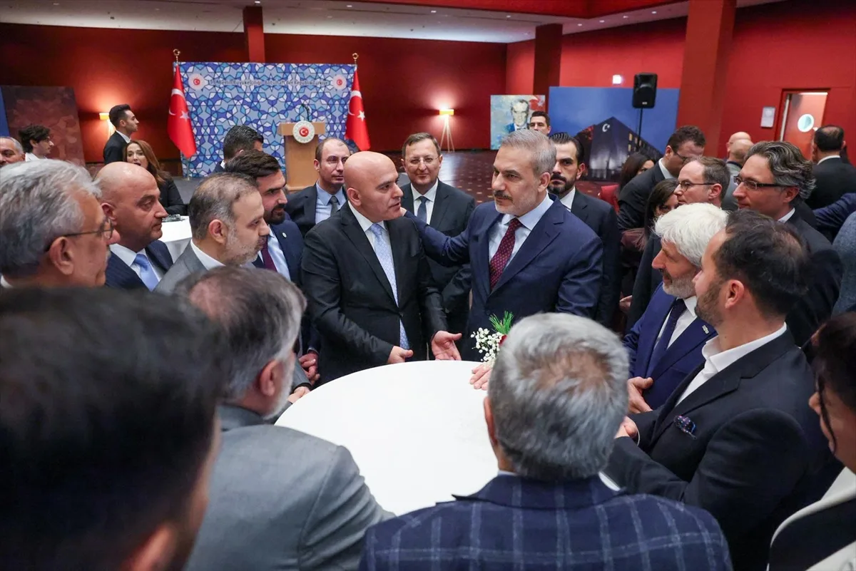 Bakan Fidan Almanya’da Türk STK’ları, İş İnsanları ve Basın Mensuplarıyla Buluştu