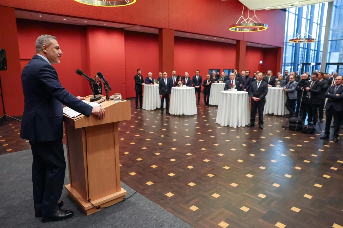 Bakan Fidan Almanya’da Türk STK’ları, İş İnsanları ve Basın Mensuplarıyla Buluştu
