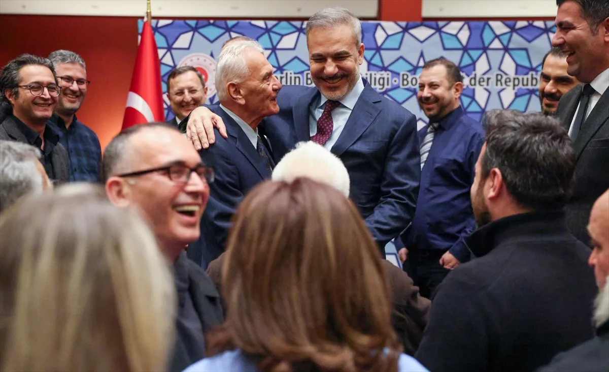 Bakan Fidan Almanya’da Türk STK’ları, İş İnsanları ve Basın Mensuplarıyla Buluştu