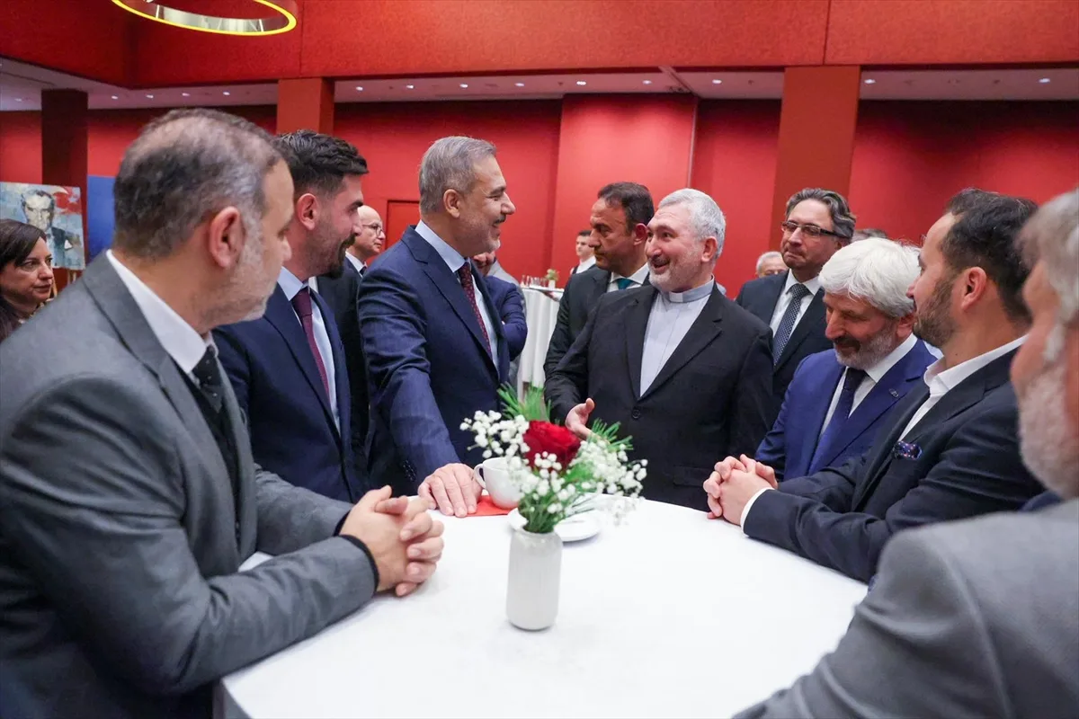 Bakan Fidan Almanya’da Türk STK’ları, İş İnsanları ve Basın Mensuplarıyla Buluştu