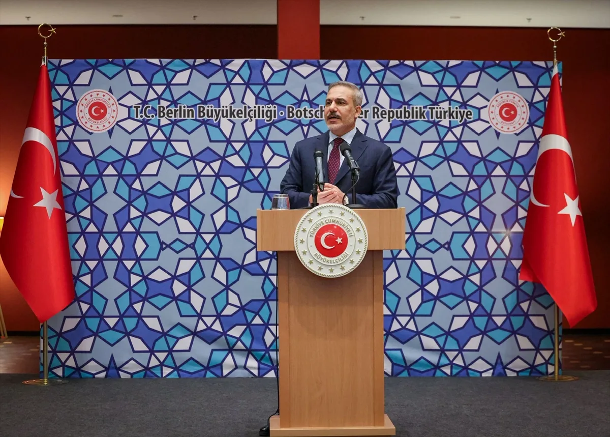 Bakan Fidan Almanya’da Türk STK’ları, İş İnsanları ve Basın Mensuplarıyla Buluştu