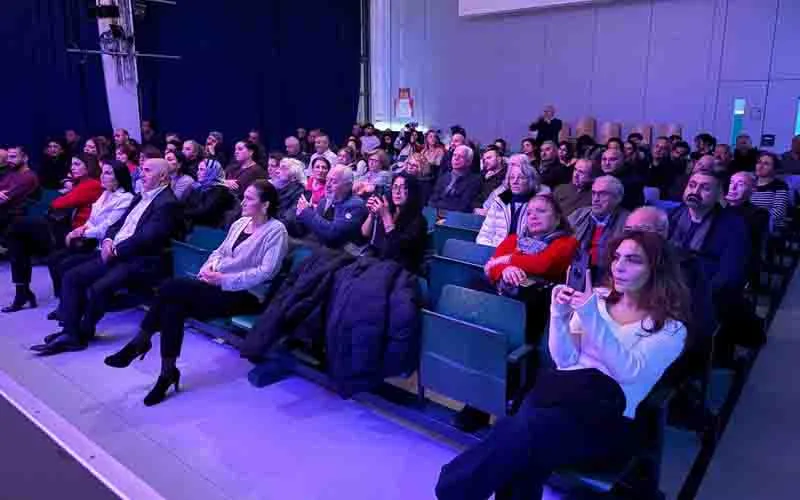 Nazım Hikmet’in “Şeyh Bedrettin” Oyunu Berlin’de Tiyatroseverlerle Buluştu