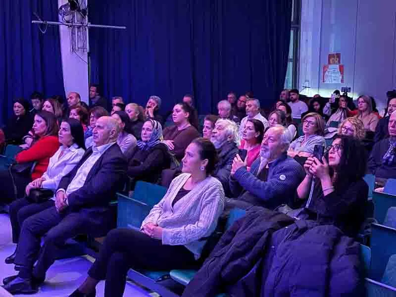 Nazım Hikmet’in “Şeyh Bedrettin” Oyunu Berlin’de Tiyatroseverlerle Buluştu