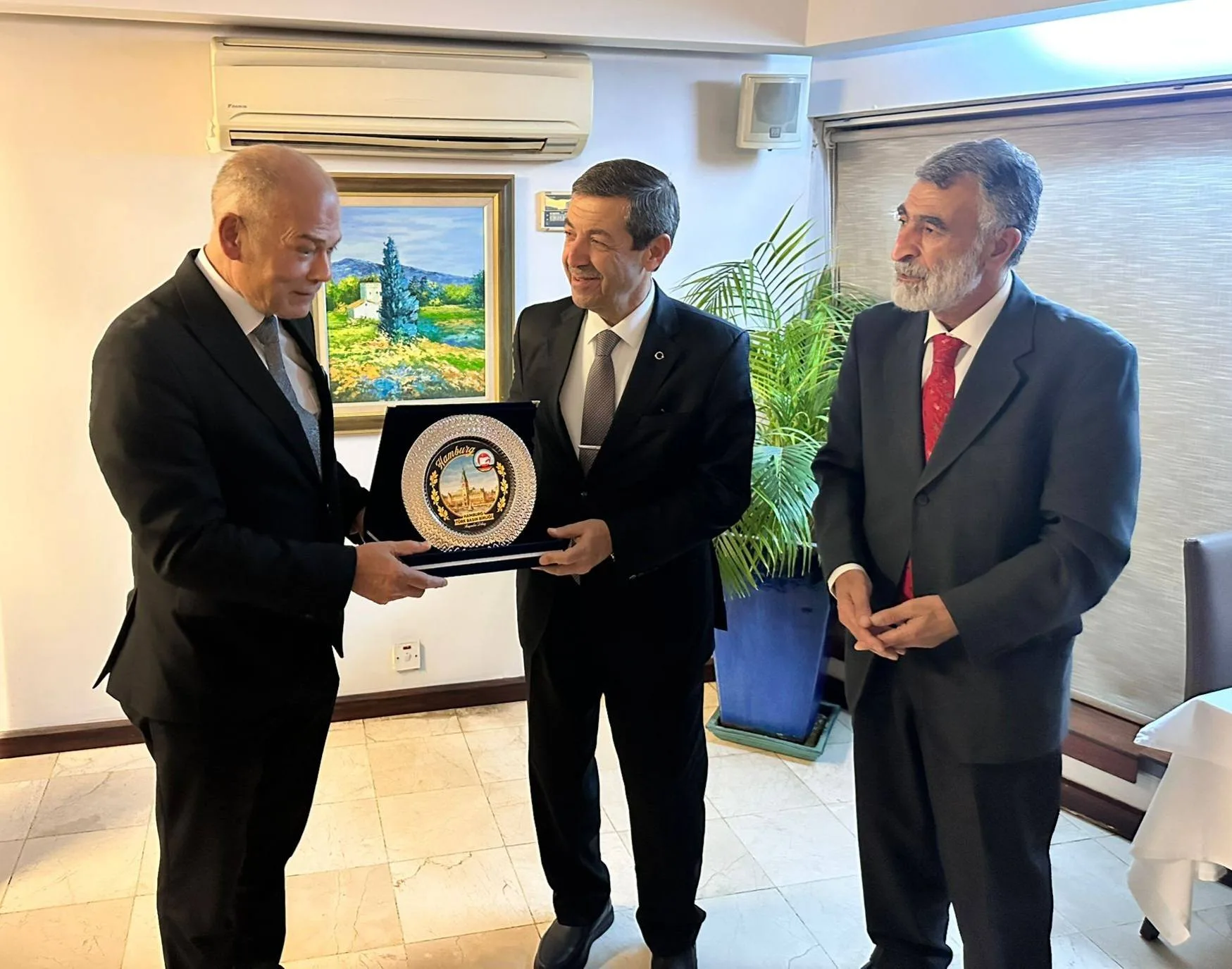 Hamburg Türk Basın Birliği Heyeti KKTC Dışişleri Bakanı Tahsin Ertuğruloğlu ile Görüştü