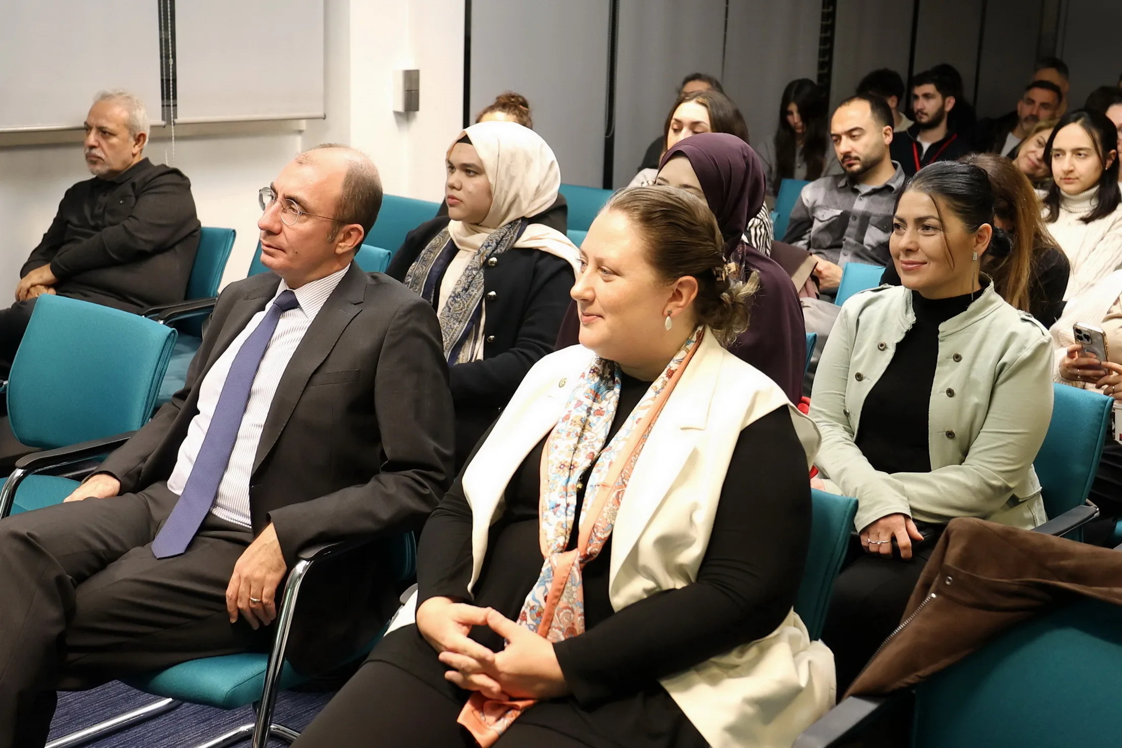 Berlin Yunus Emre Enstitüsü’nün ‘Bavula Sığmayanlar ‘Söyleşisi Yoğun İlgi Gördü