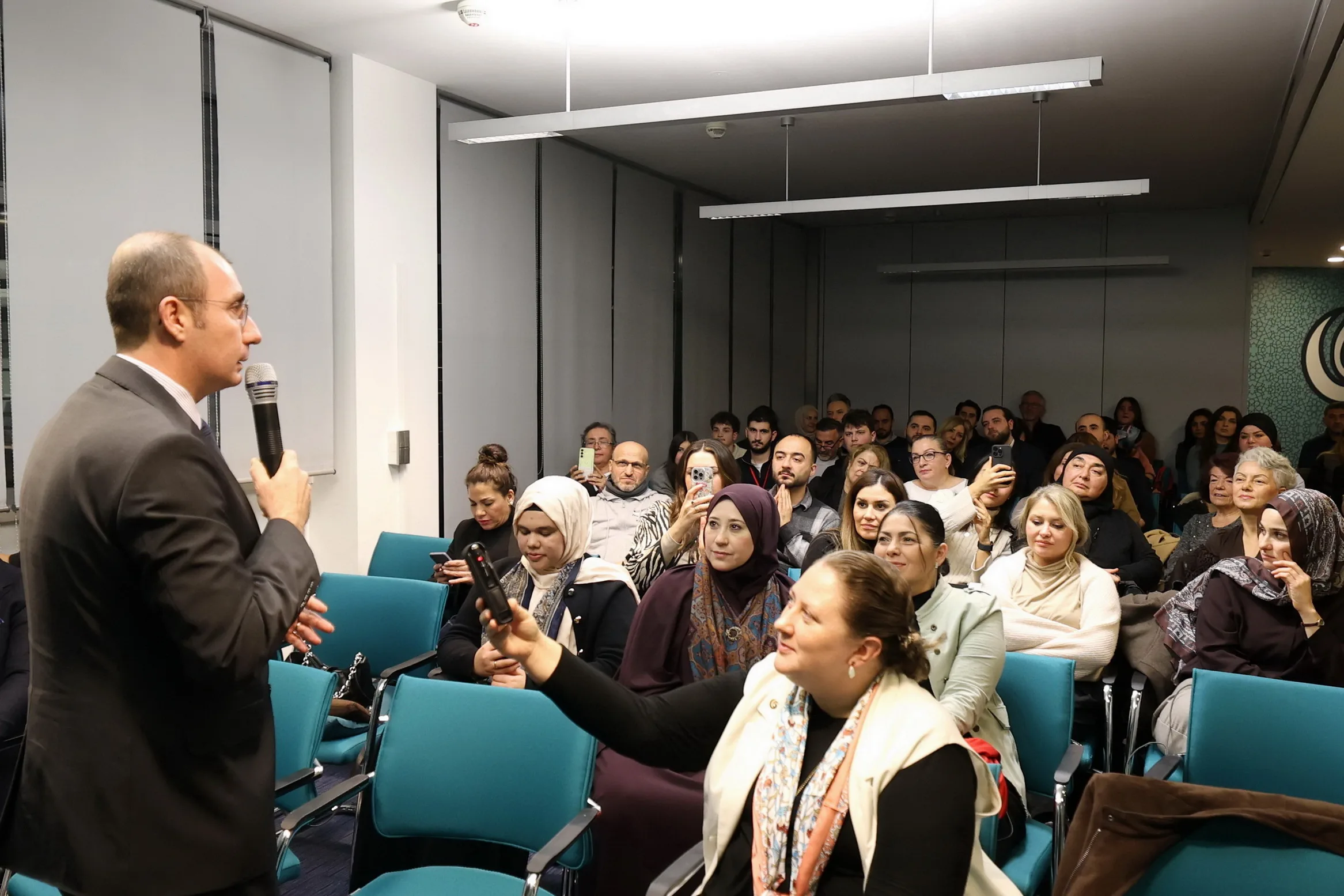 Berlin Yunus Emre Enstitüsü’nün ‘Bavula Sığmayanlar ‘Söyleşisi Yoğun İlgi Gördü