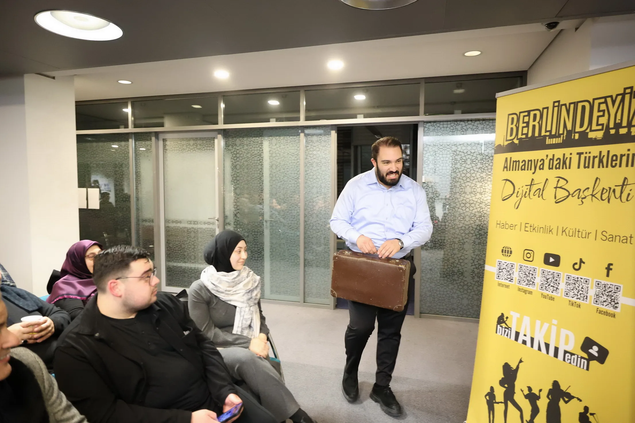 Berlin Yunus Emre Enstitüsü’nün ‘Bavula Sığmayanlar ‘Söyleşisi Yoğun İlgi Gördü