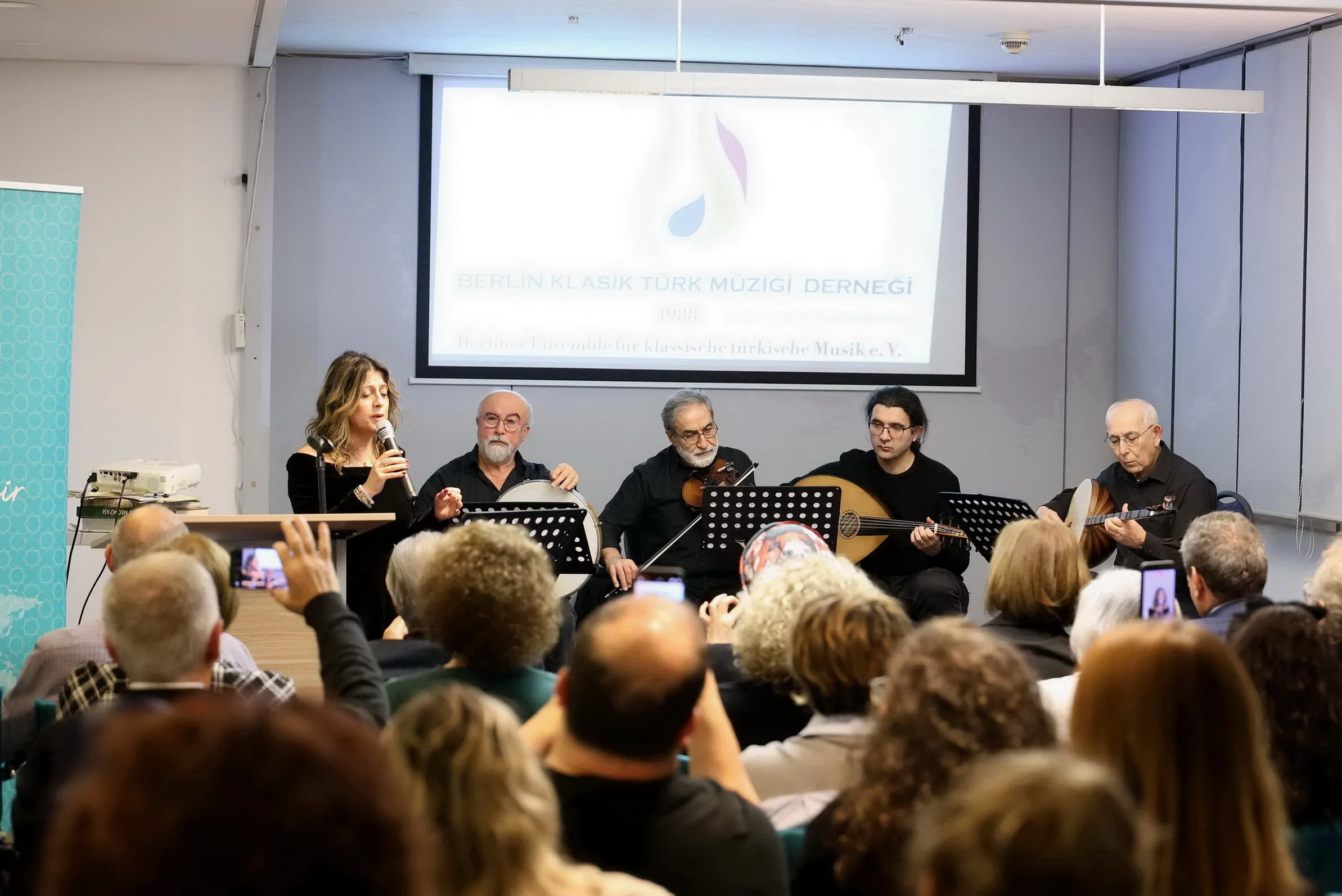 Berlin’de Türk Müziği Anlatımı ve Müzik Dinletisi Yoğun İlgi Gördü