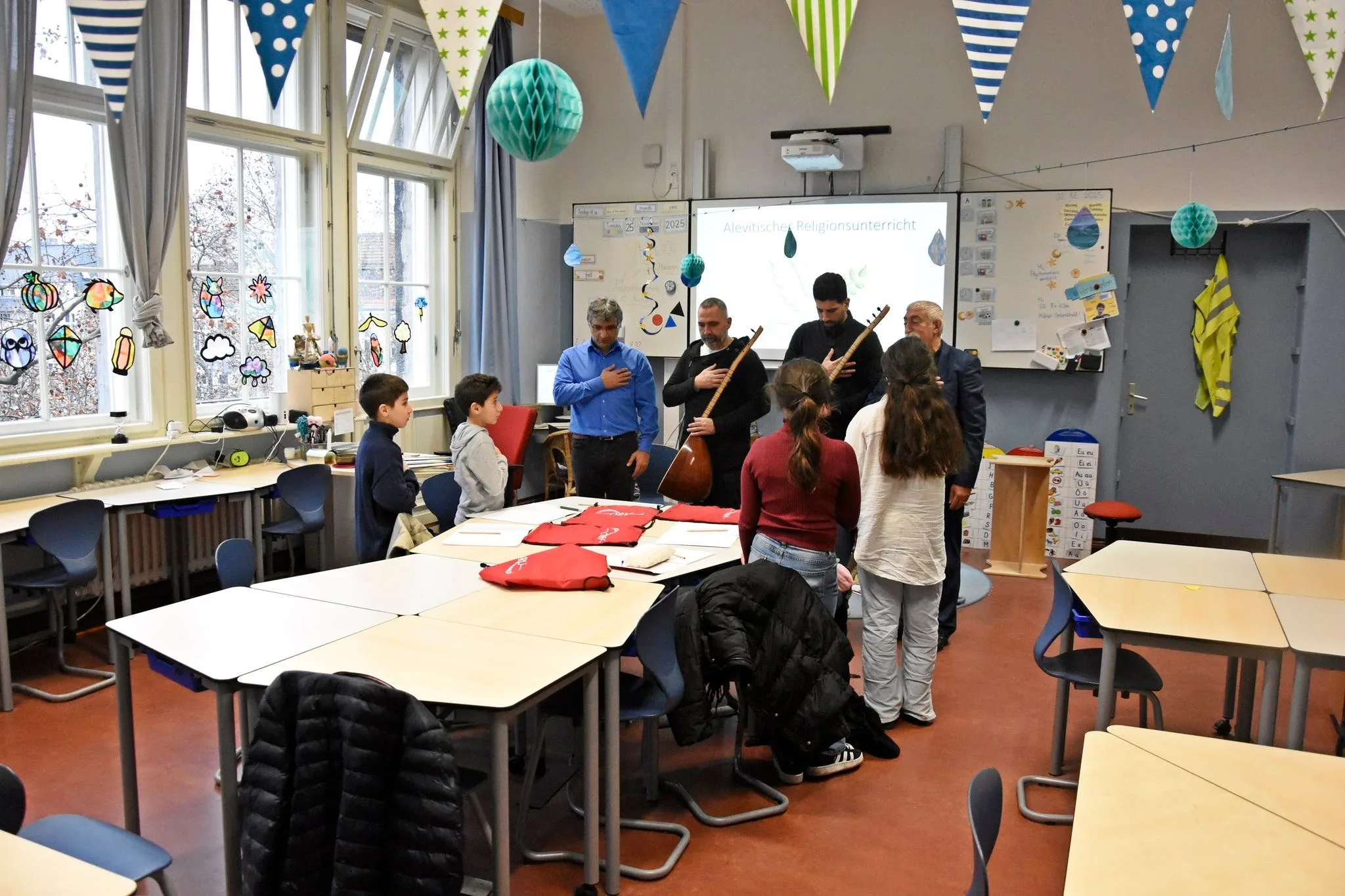 Berlin’de Deyiş ve Gülbenkle Bir Okulda Daha Alevilik Dersleri Başladı