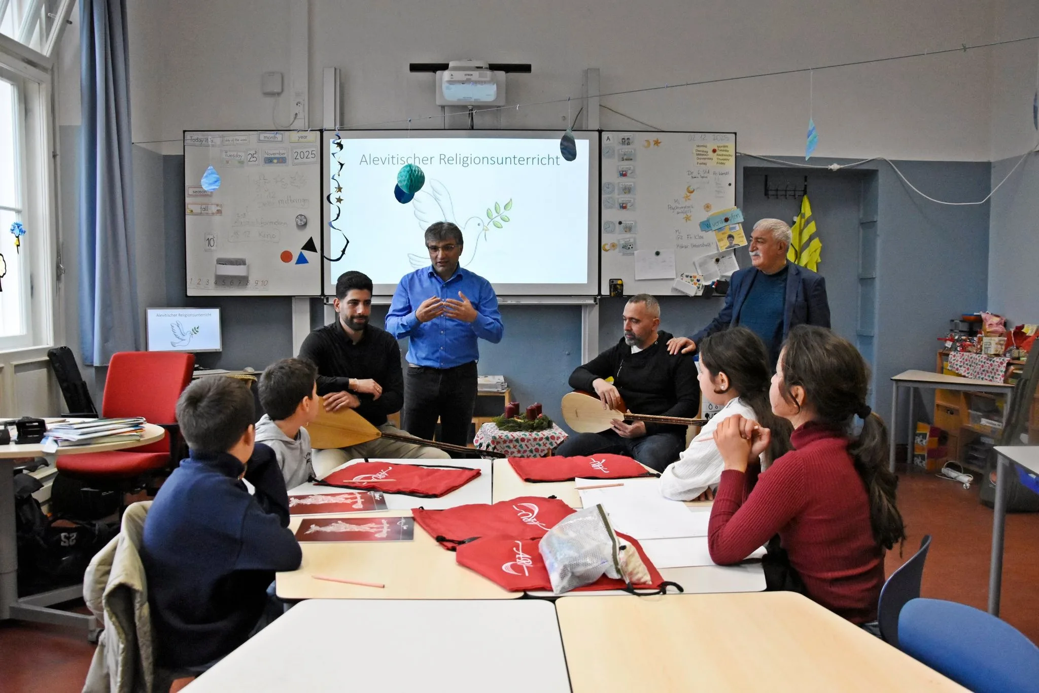 Berlin’de Deyiş ve Gülbenkle Bir Okulda Daha Alevilik Dersleri Başladı