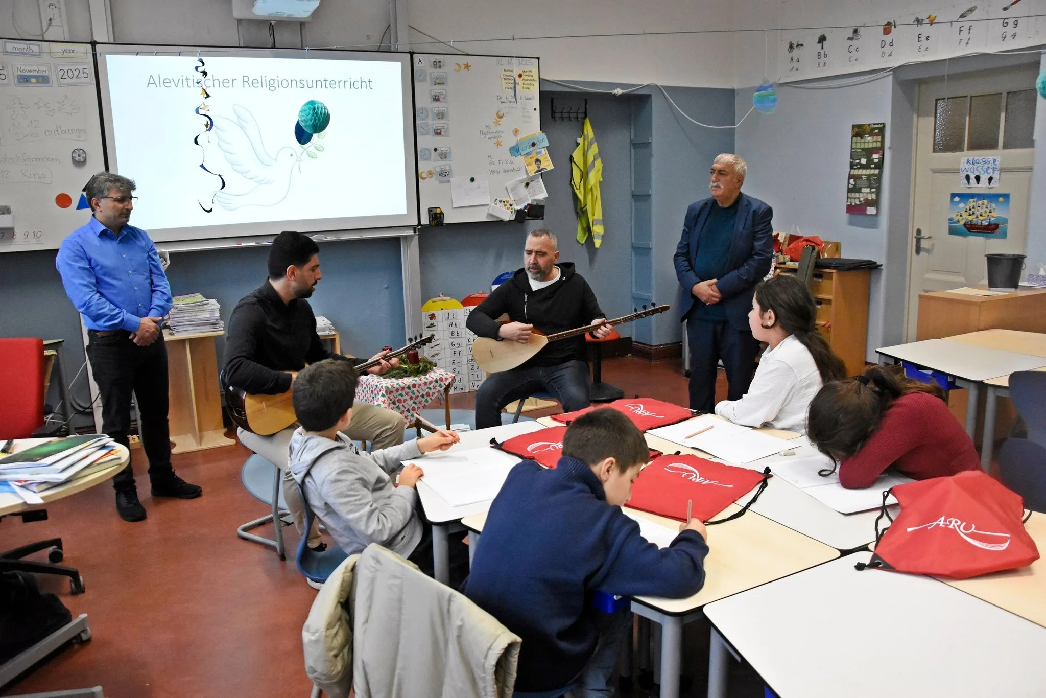 Berlin’de Deyiş ve Gülbenkle Bir Okulda Daha Alevilik Dersleri Başladı