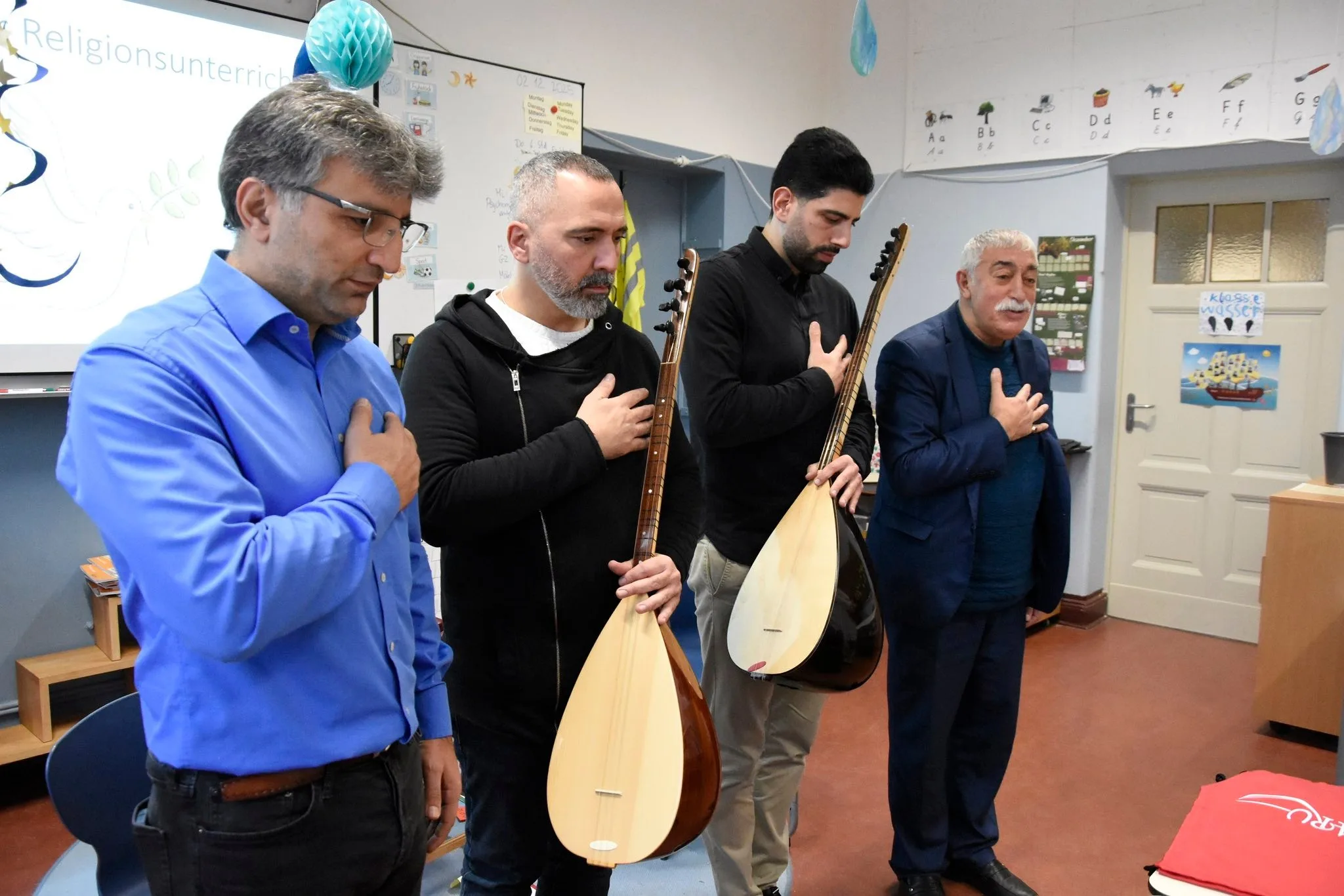 Berlin’de Deyiş ve Gülbenkle Bir Okulda Daha Alevilik Dersleri Başladı