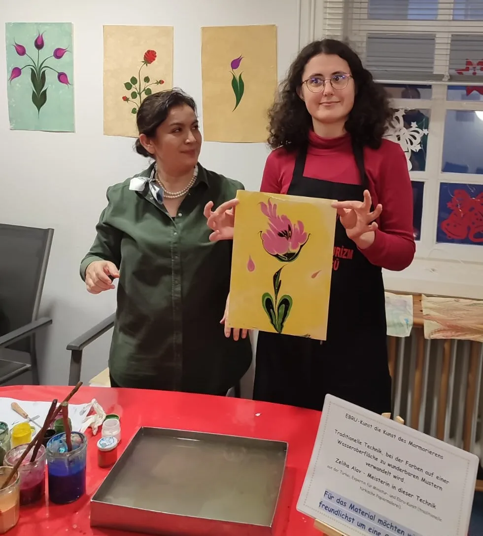 Noel Pazarında Ebru Sanatı Büyüledi