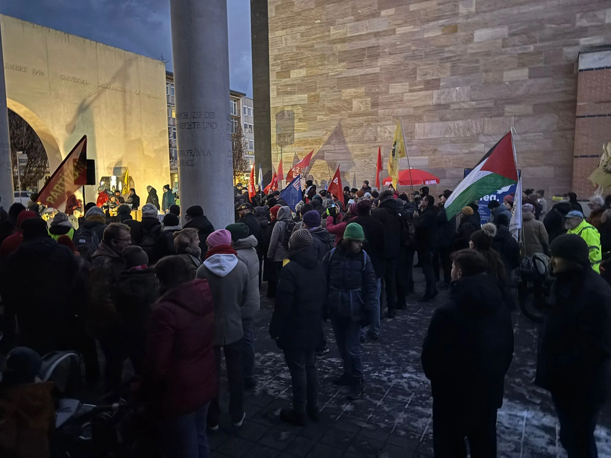 Nürnberg’de ABD’nin Venezuela Saldırılarına Karşı “Barış İstiyoruz” Mitingi