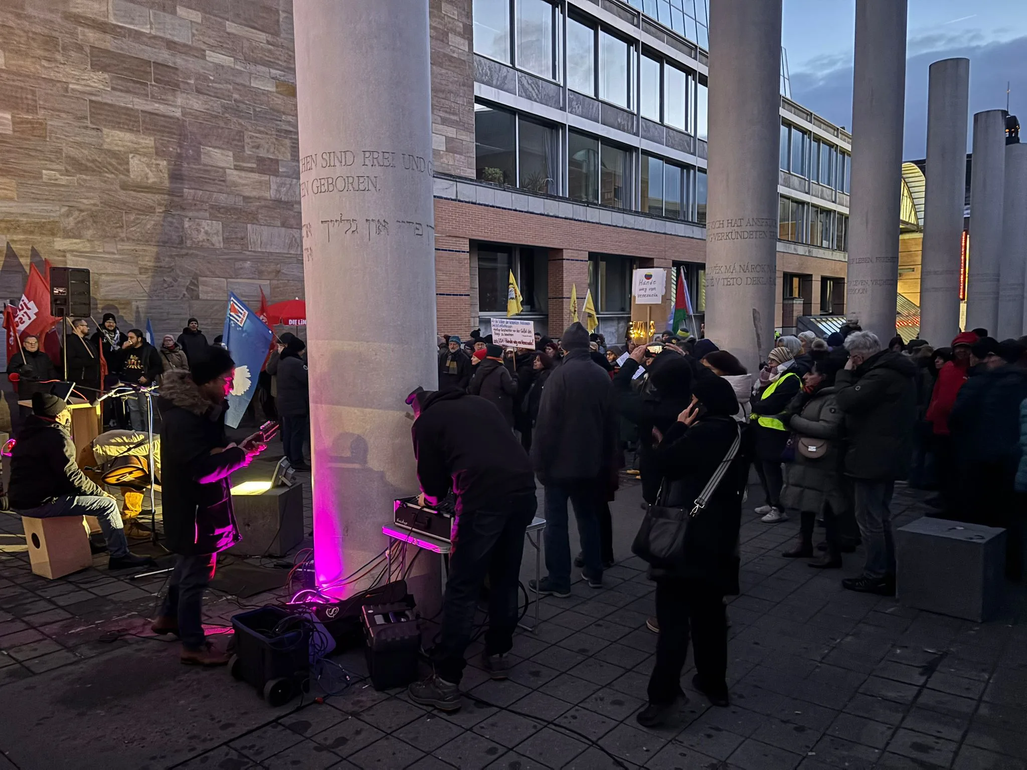 Nürnberg’de ABD’nin Venezuela Saldırılarına Karşı “Barış İstiyoruz” Mitingi