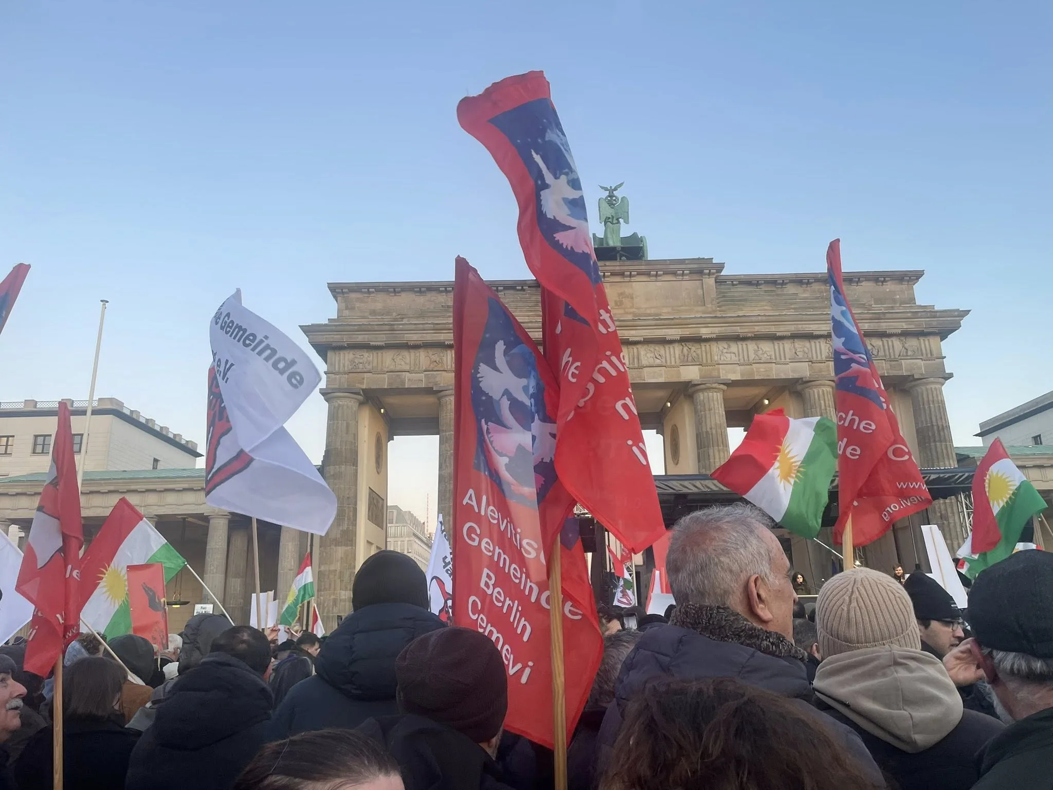 Berlin’de Suriye’deki Katliamlara Karşı Protesto Mitingi