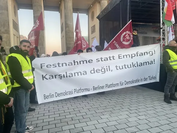 Berlin’de Suriye’deki Katliamlara Karşı Protesto Mitingi