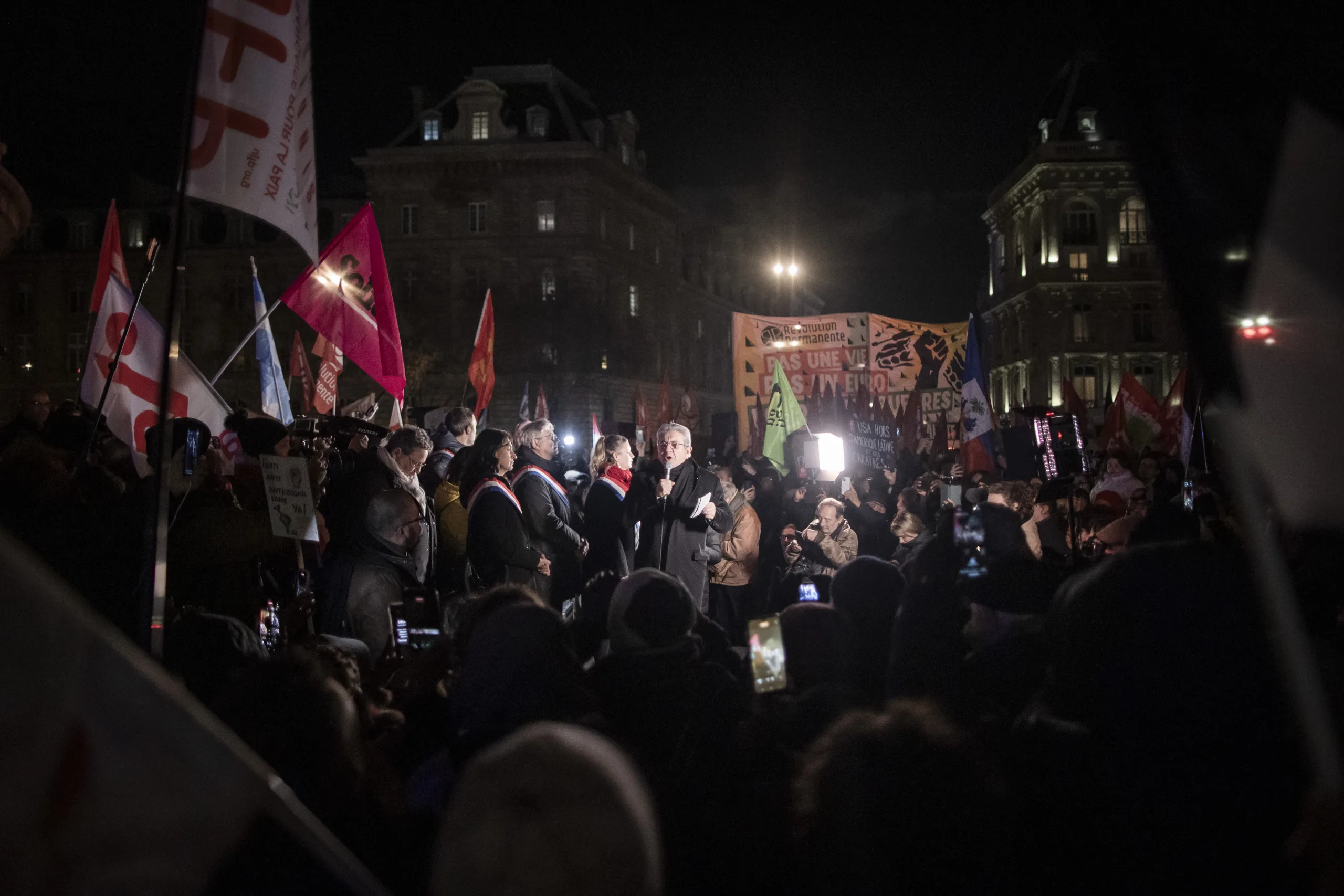 Paris'te Venezuela halkına destek gösterisi düzenlendi