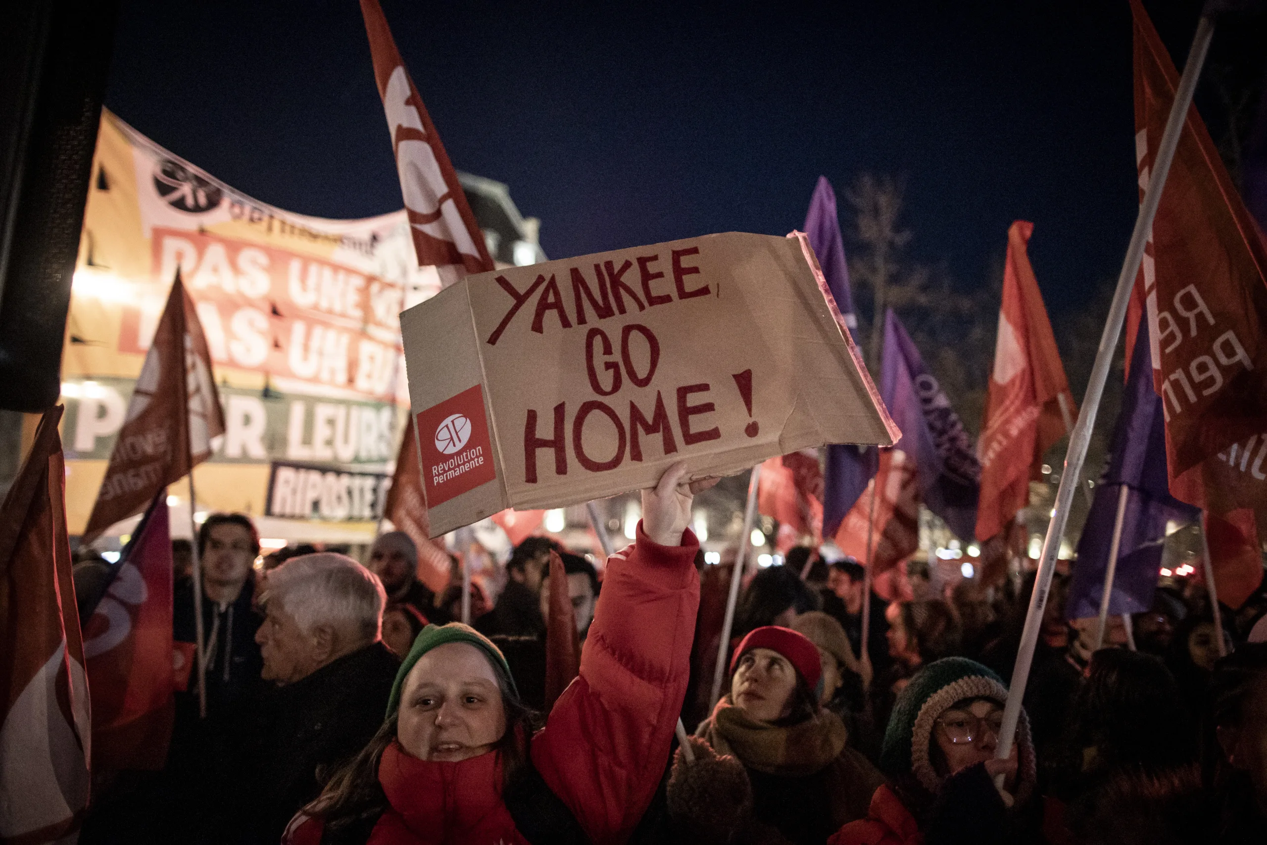Paris’te Venezuela halkına destek gösterisi düzenlendi