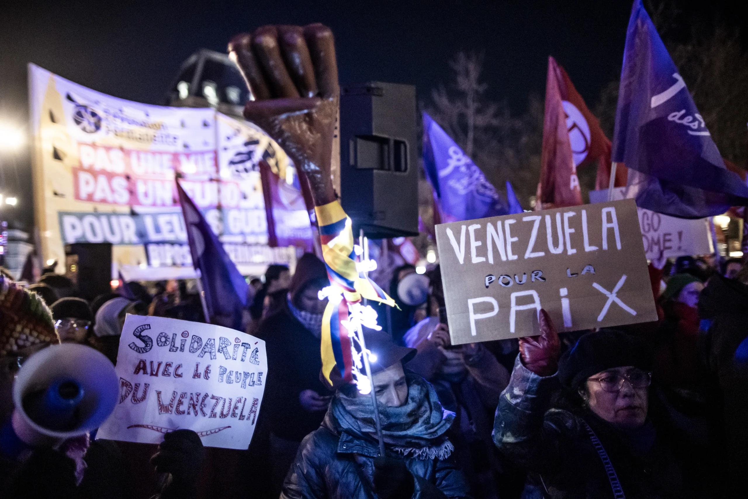 Paris'te Venezuela halkına destek gösterisi düzenlendi