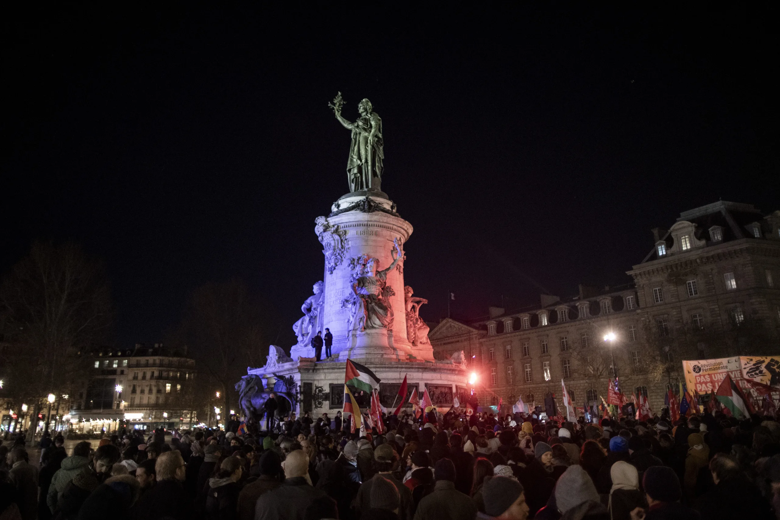 Paris'te Venezuela halkına destek gösterisi düzenlendi