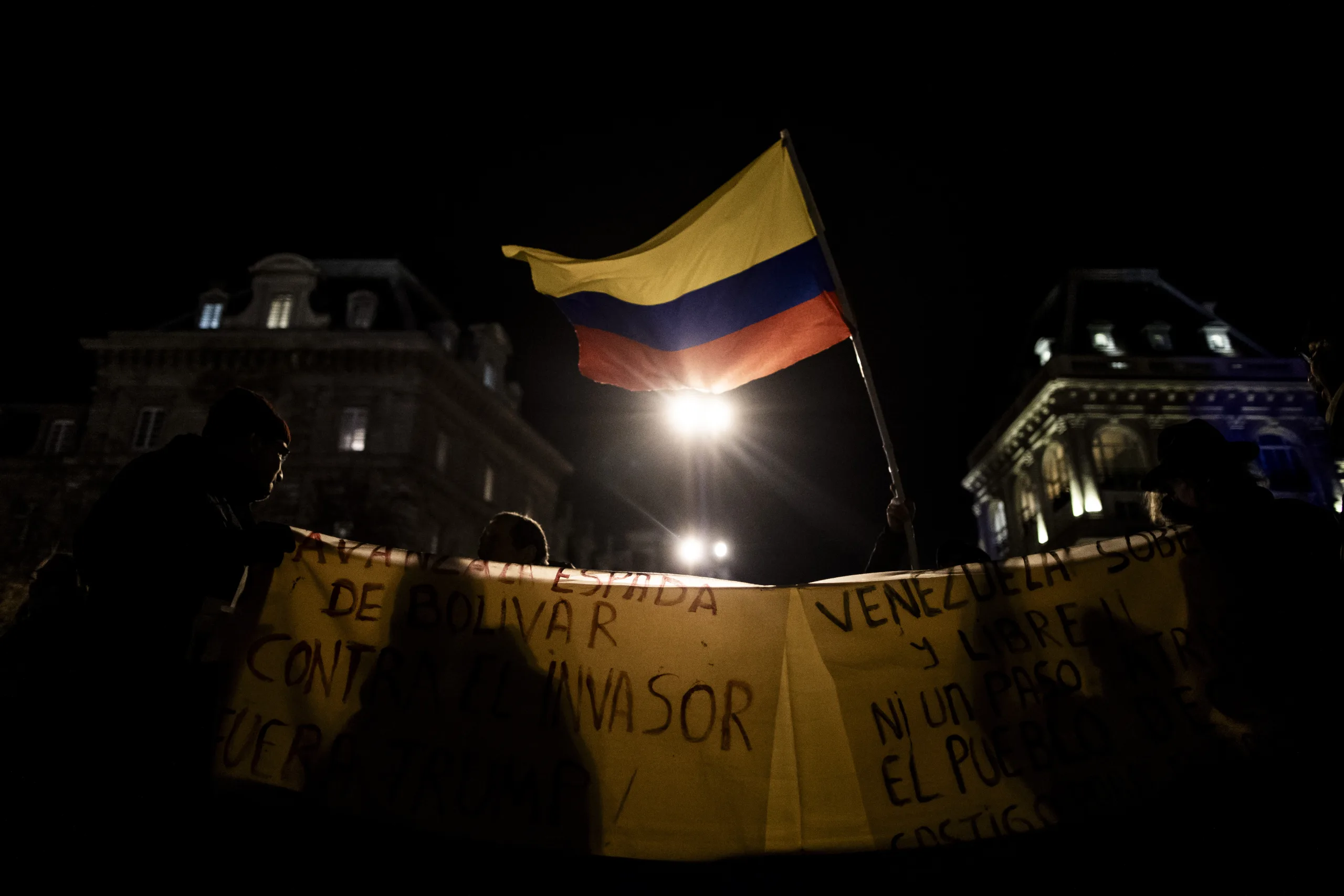 Paris'te Venezuela halkına destek gösterisi düzenlendi