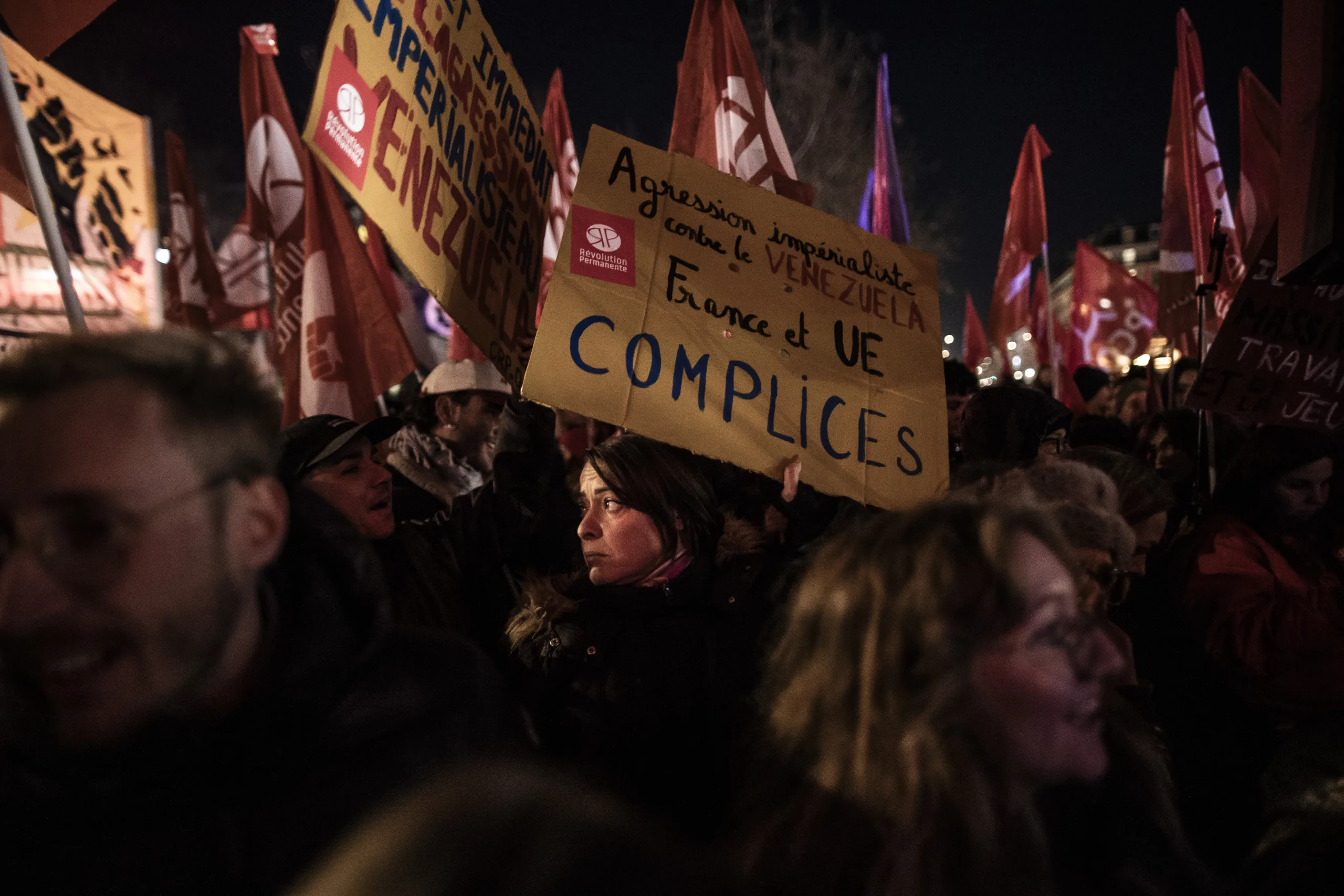 Paris'te Venezuela halkına destek gösterisi düzenlendi