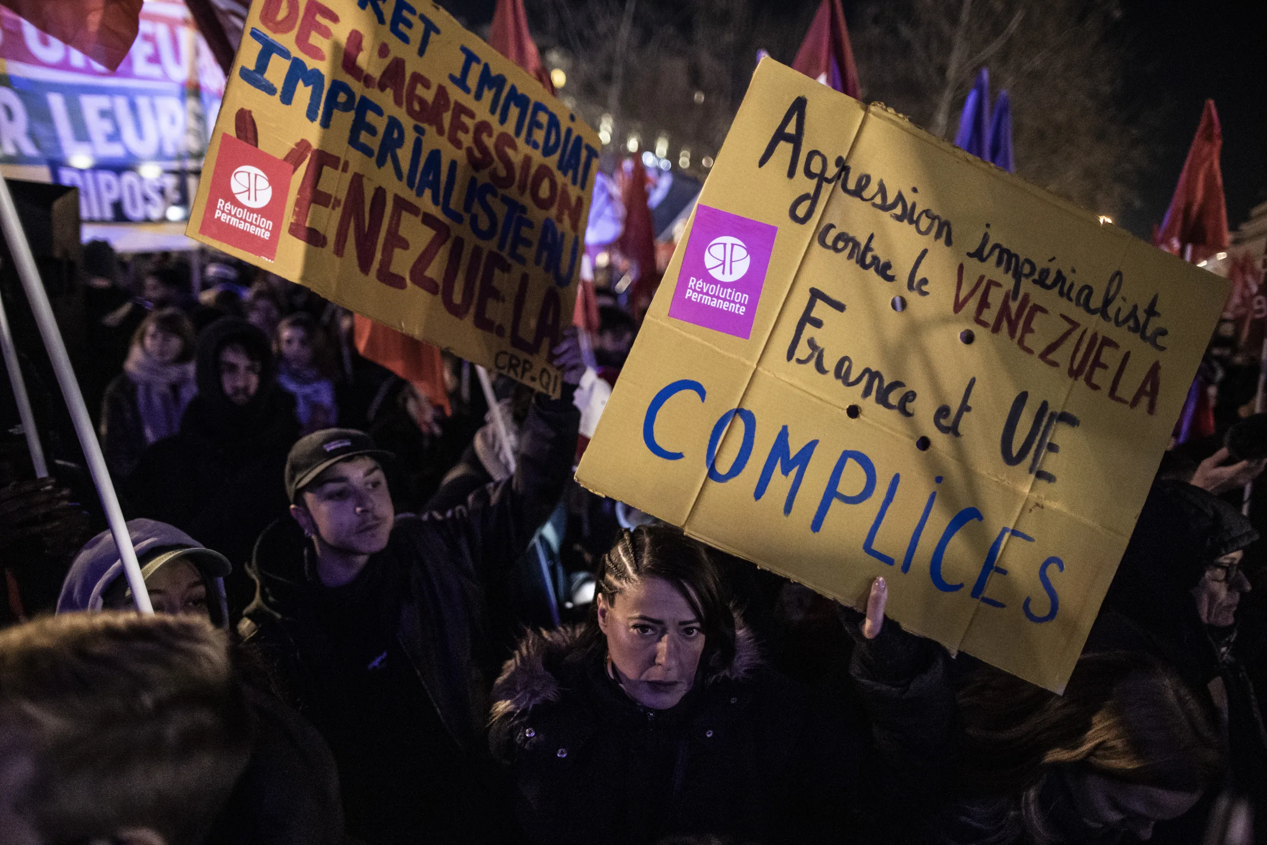 Paris'te Venezuela halkına destek gösterisi düzenlendi