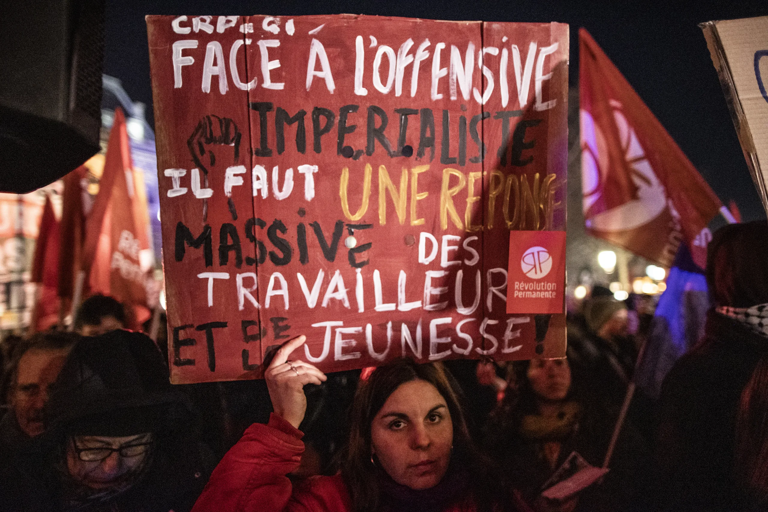 Paris'te Venezuela halkına destek gösterisi düzenlendi