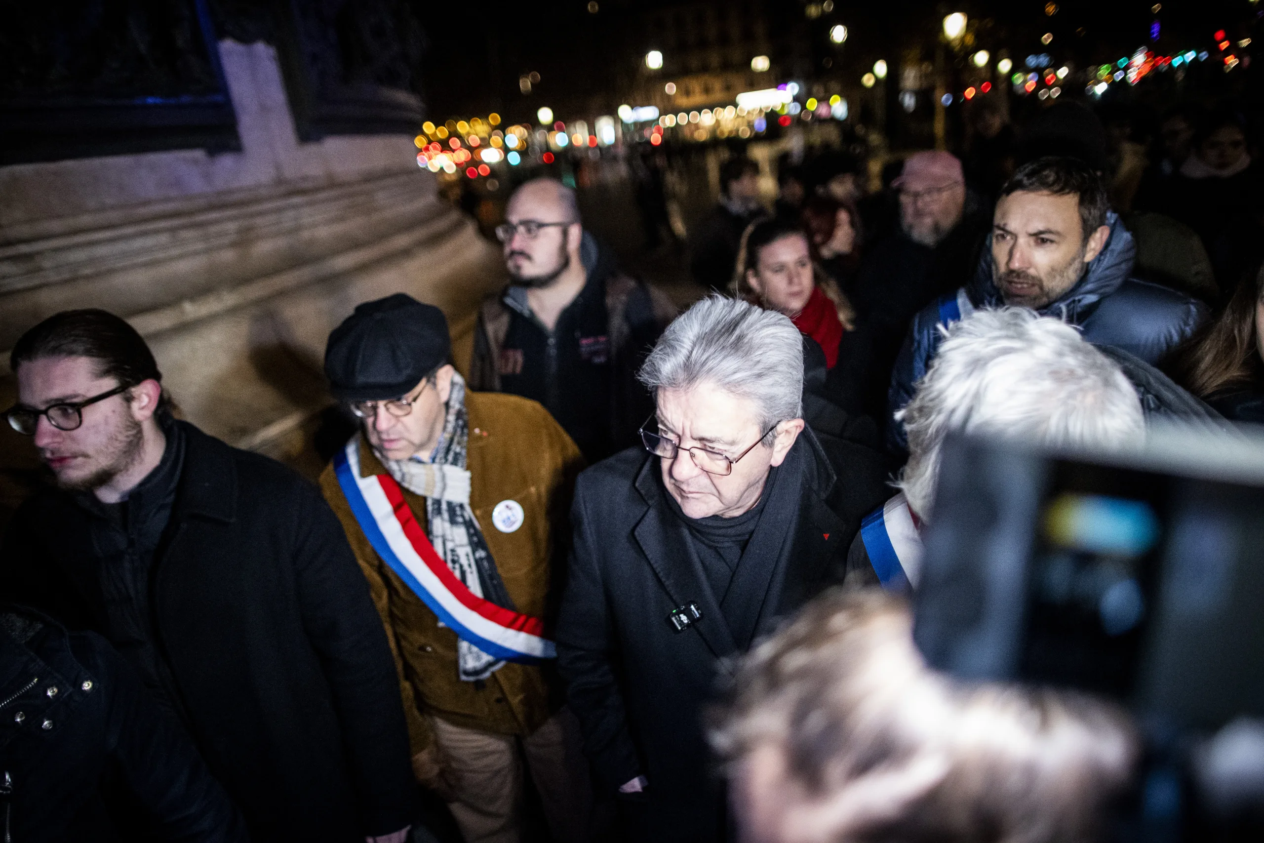 Paris'te Venezuela halkına destek gösterisi düzenlendi