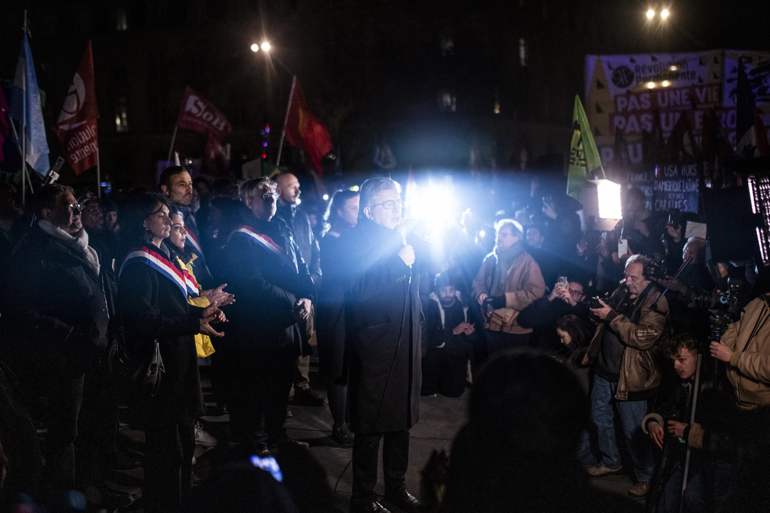 Paris'te Venezuela halkına destek gösterisi düzenlendi