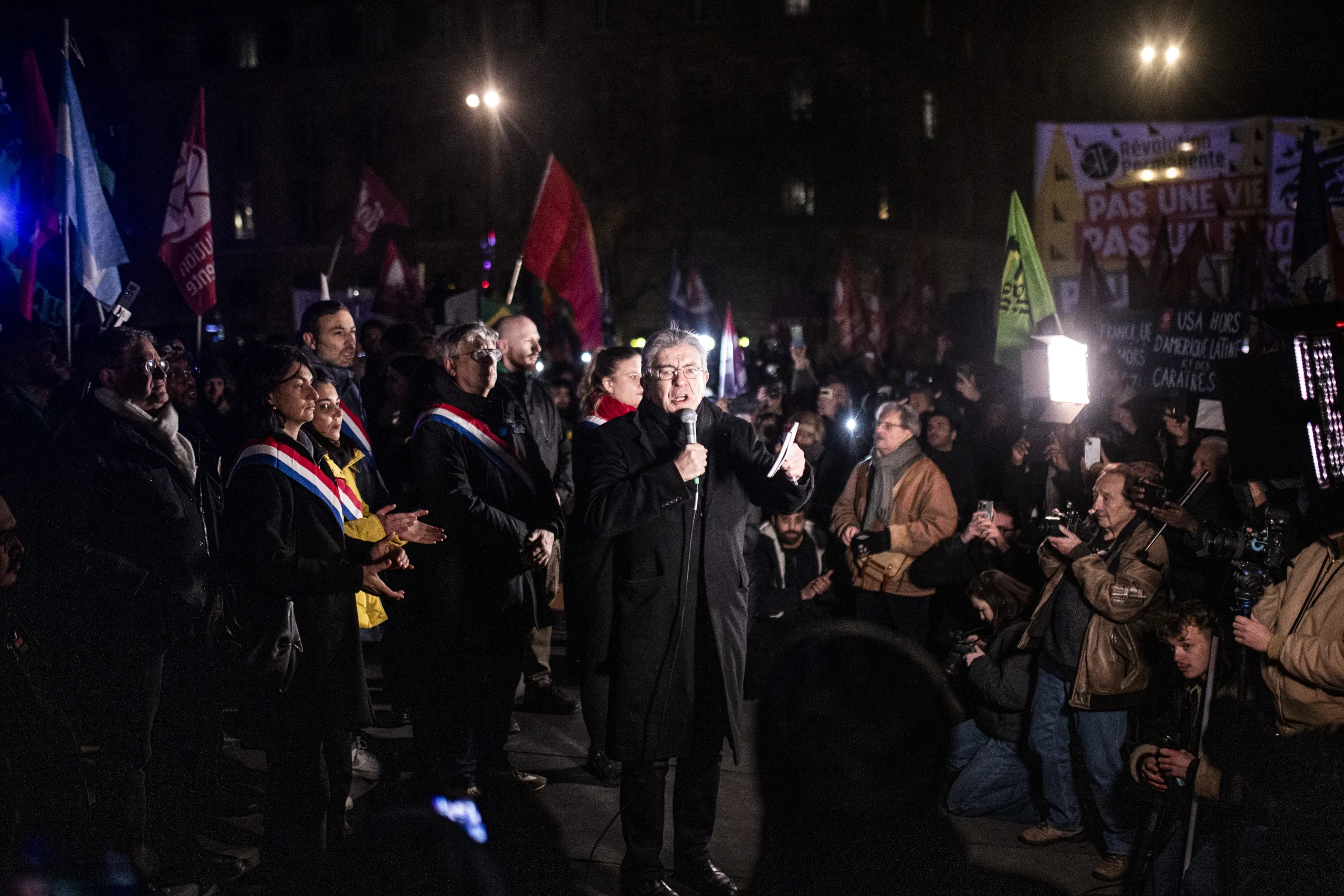 Paris'te Venezuela halkına destek gösterisi düzenlendi