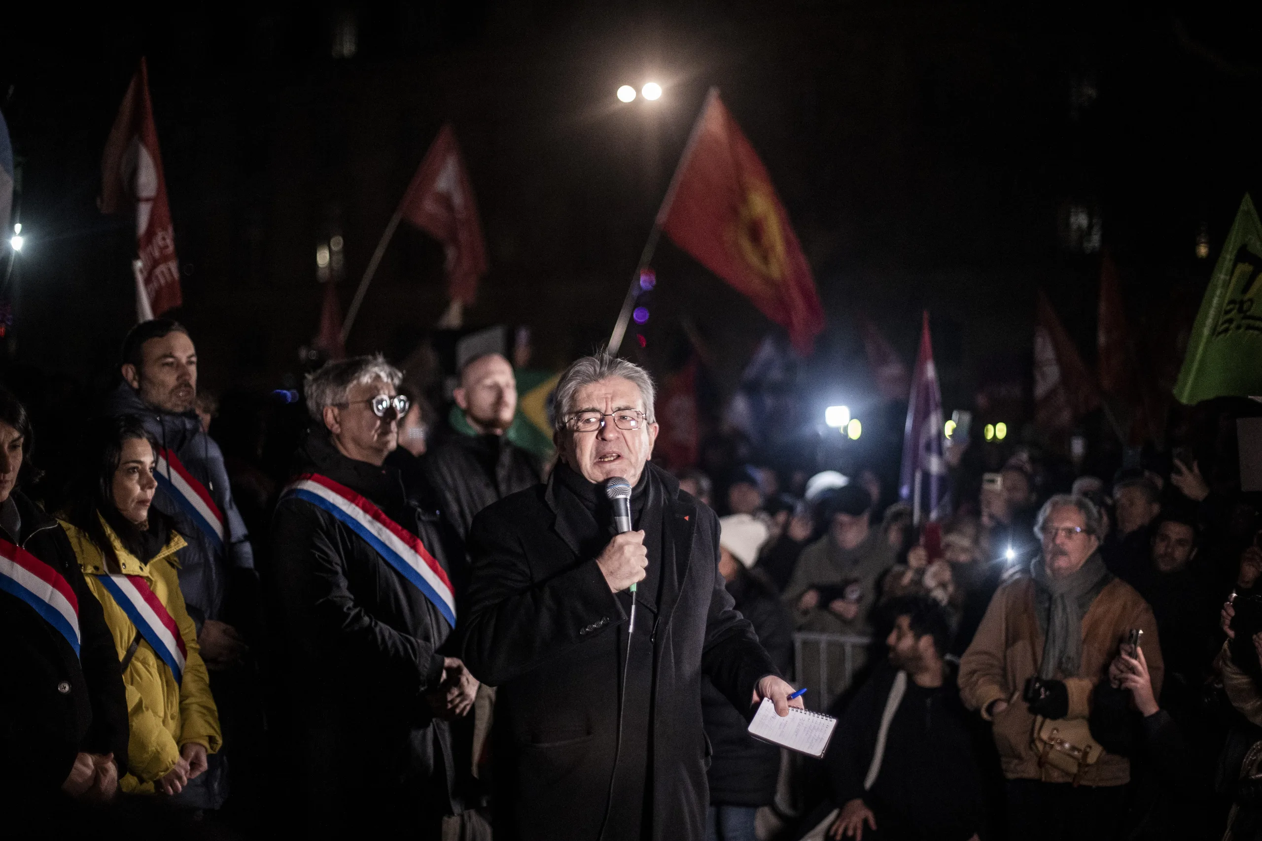 Paris'te Venezuela halkına destek gösterisi düzenlendi