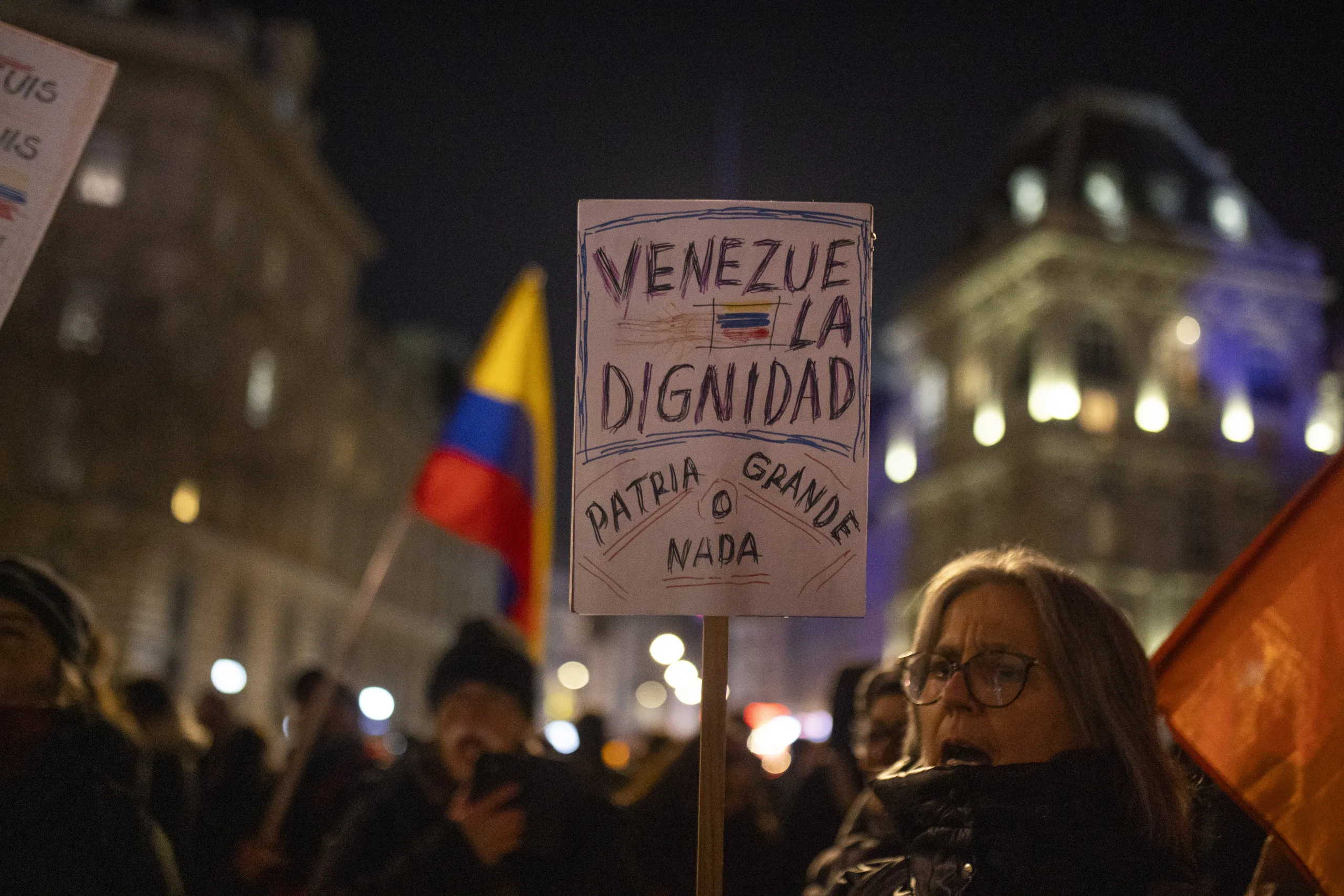 Paris'te Venezuela halkına destek gösterisi düzenlendi