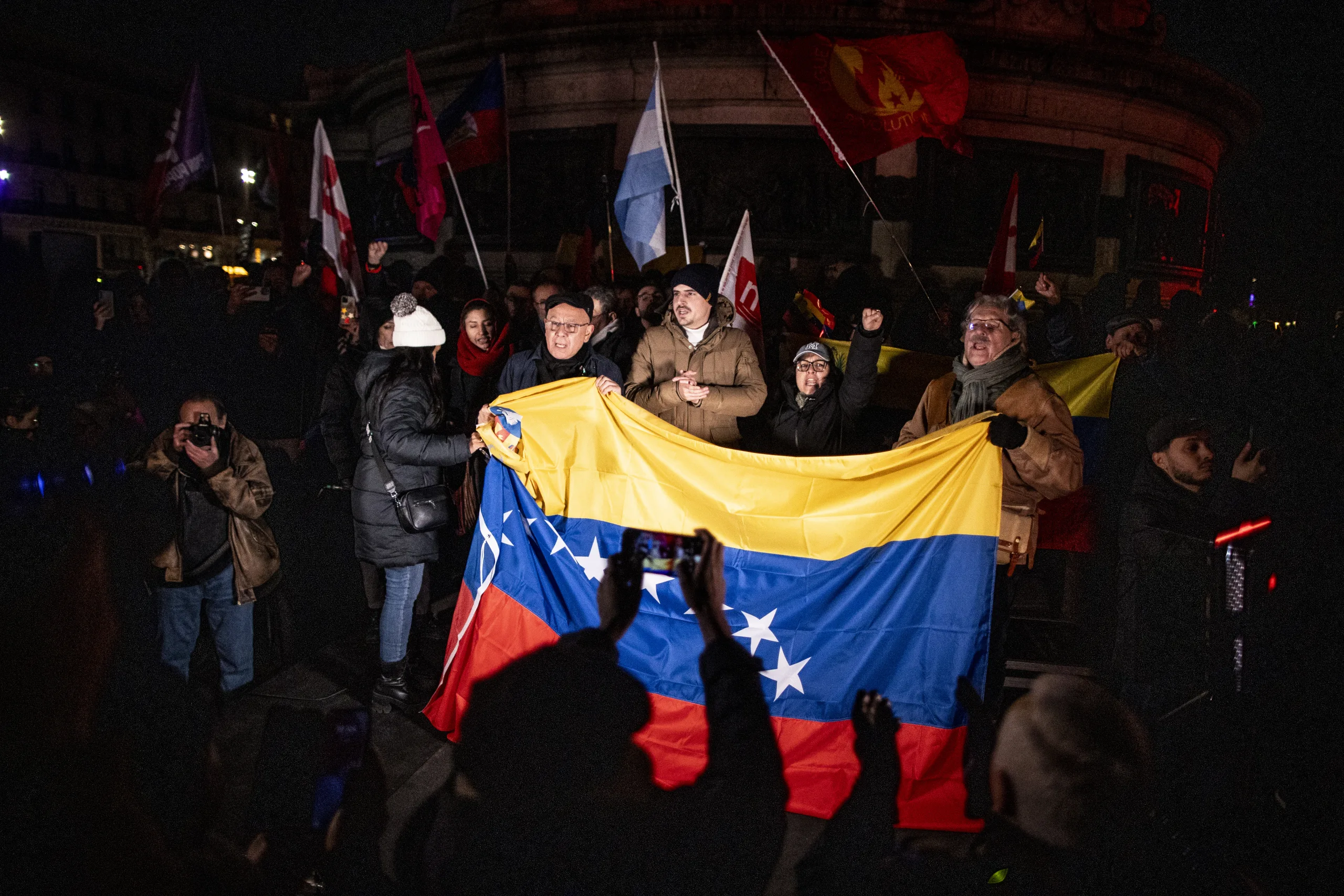 Paris'te Venezuela halkına destek gösterisi düzenlendi