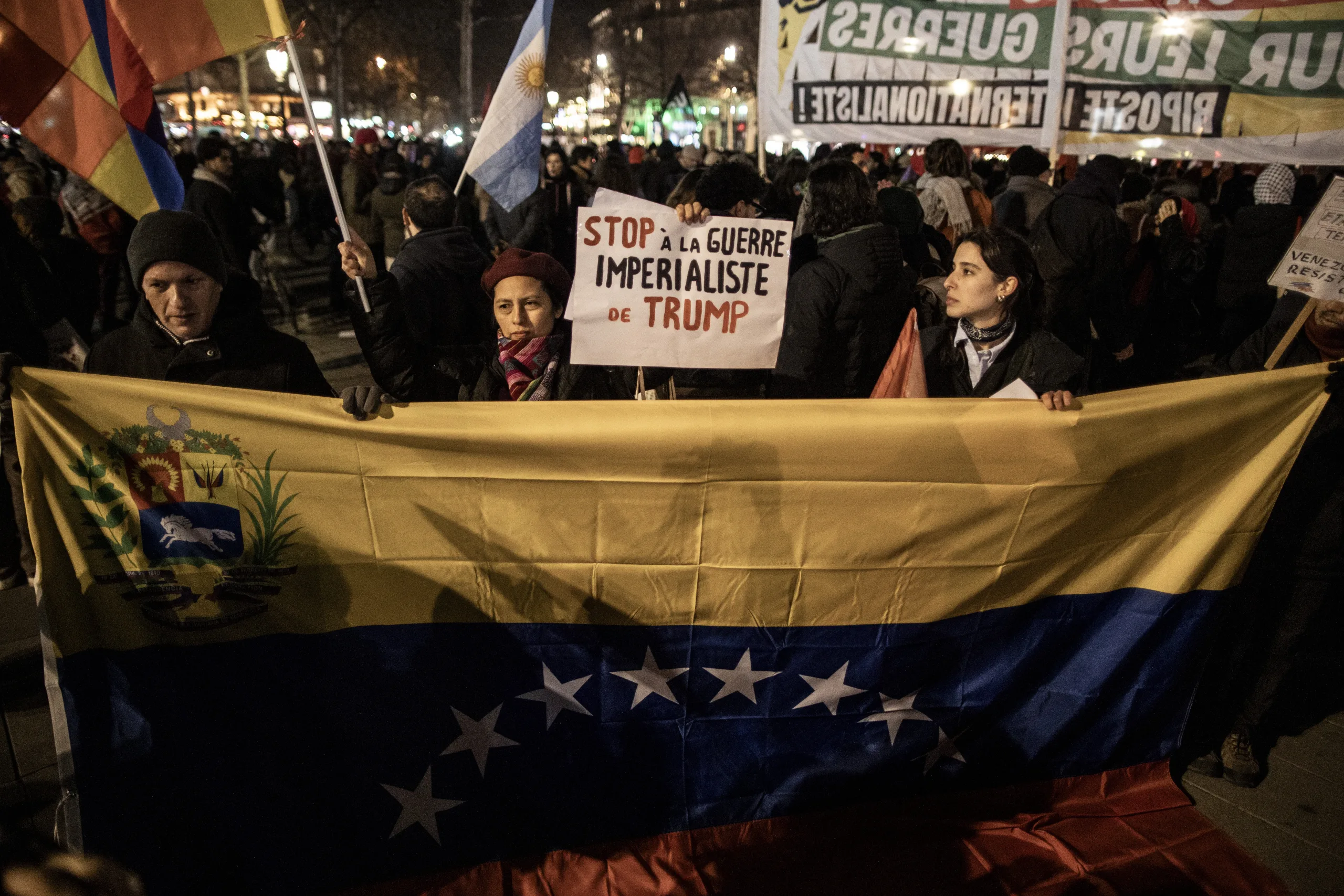 Paris'te Venezuela halkına destek gösterisi düzenlendi
