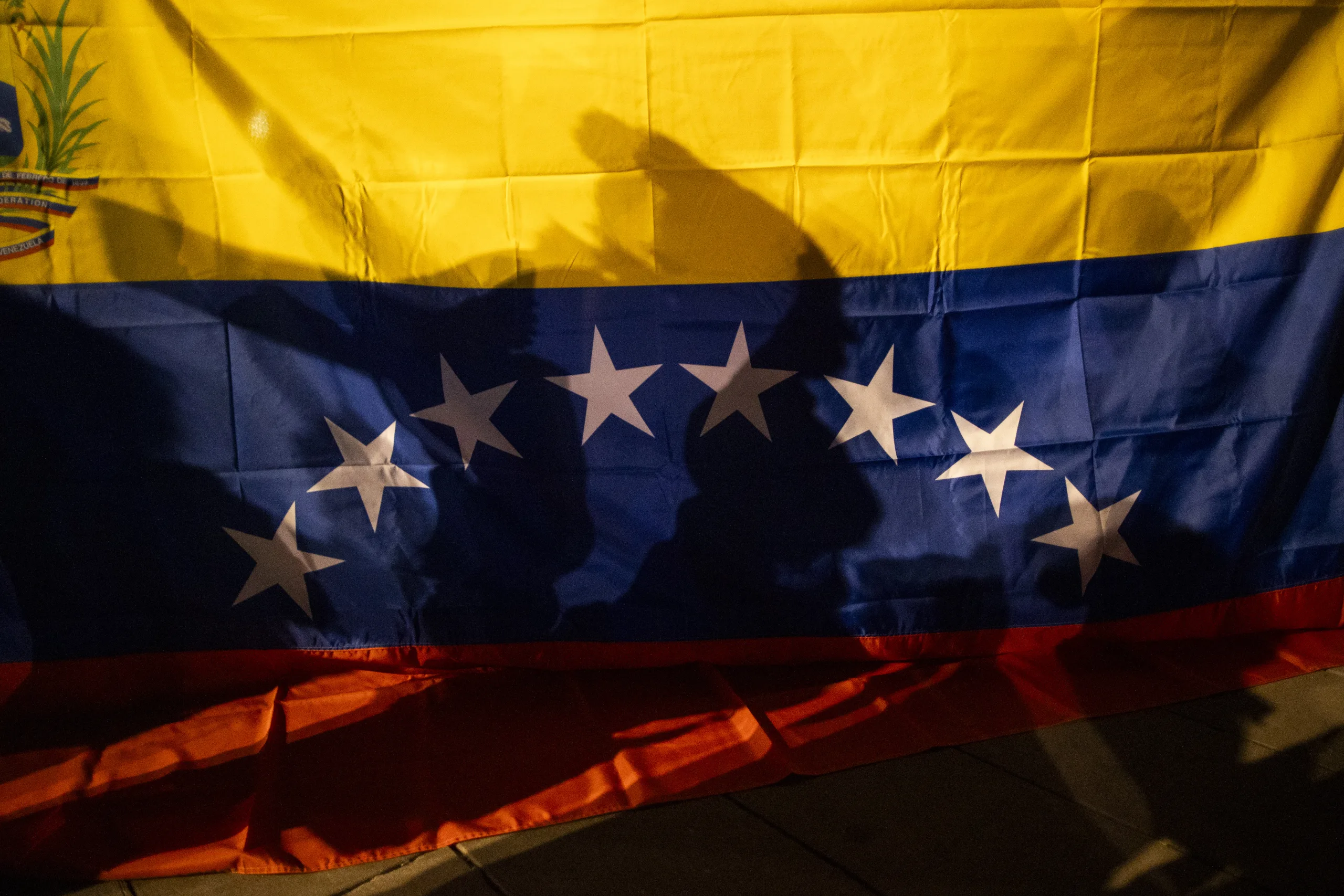 Paris'te Venezuela halkına destek gösterisi düzenlendi