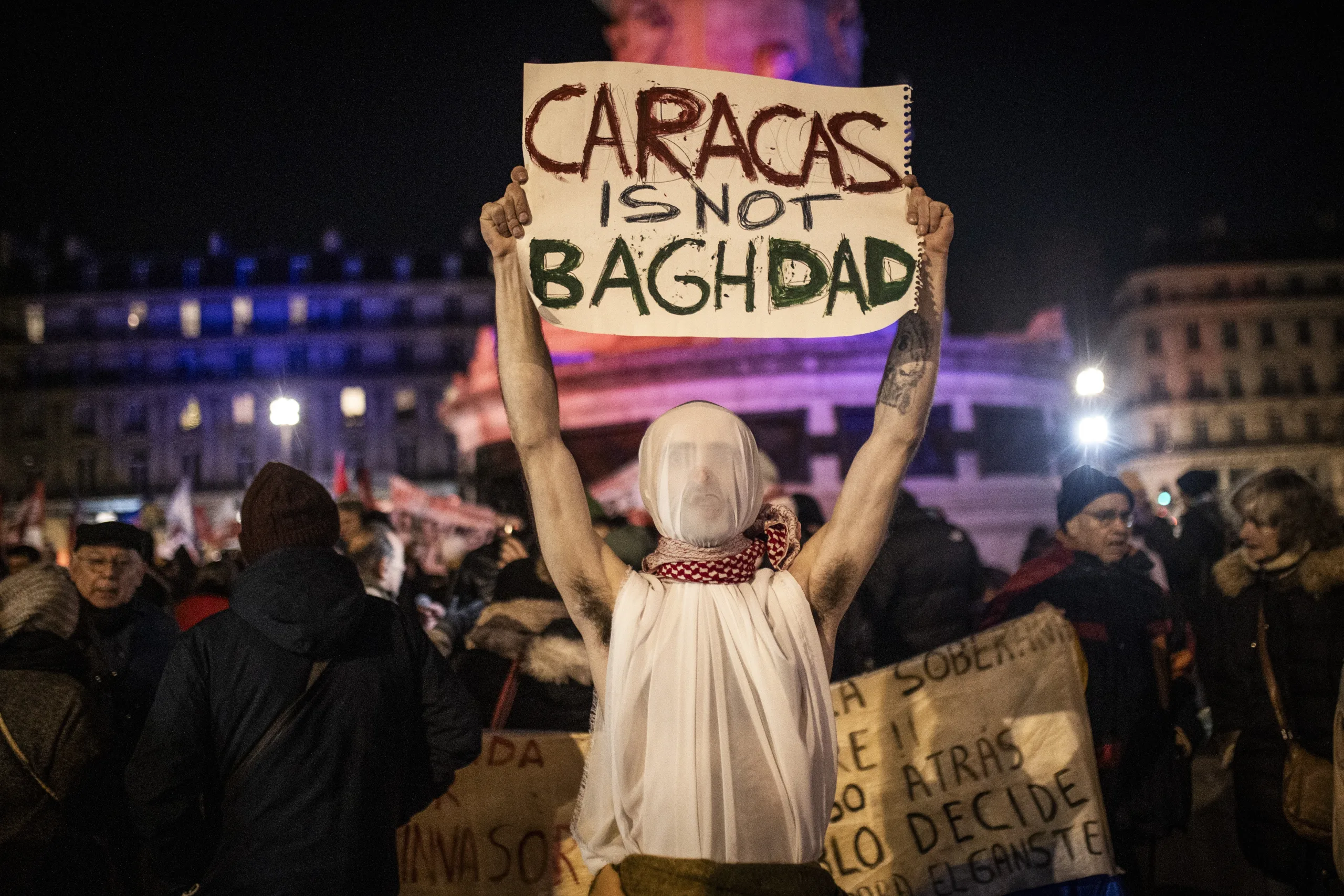 Paris'te Venezuela halkına destek gösterisi düzenlendi