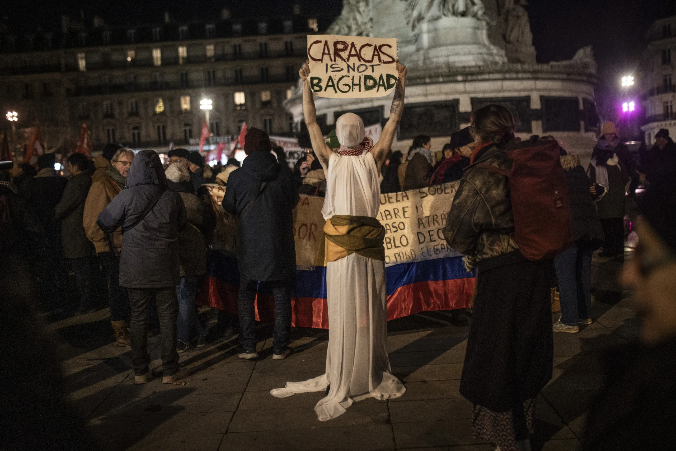 Paris'te Venezuela halkına destek gösterisi düzenlendi
