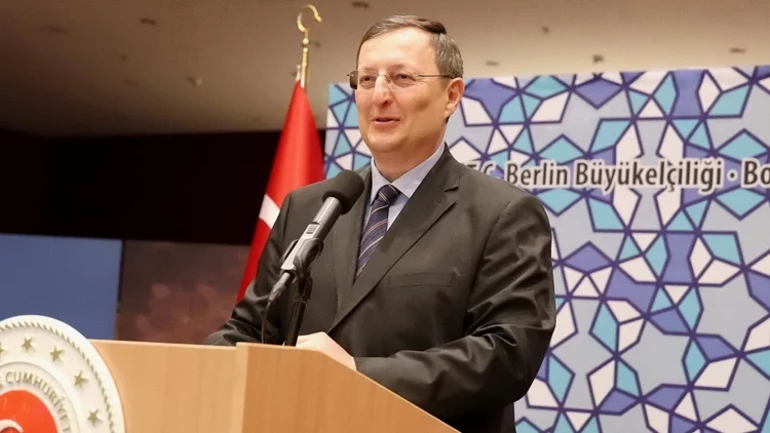 Büyükelçi Turan`dan başarılı öğrencilere ödül