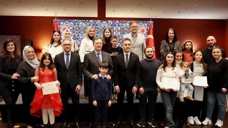 Büyükelçi Turan`dan başarılı öğrencilere ödül