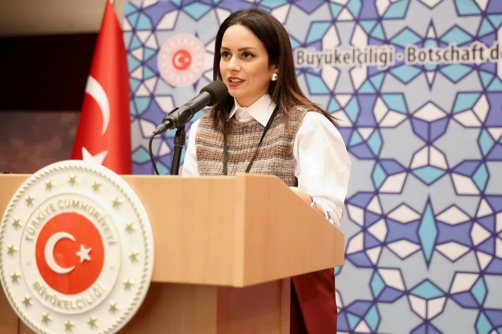 Büyükelçi Turan`dan başarılı öğrencilere ödül