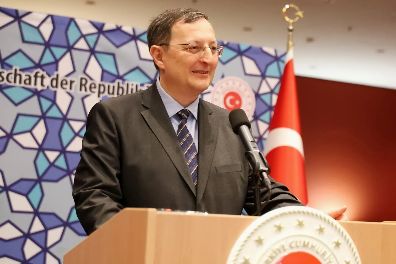 Büyükelçi Turan`dan başarılı öğrencilere ödül
