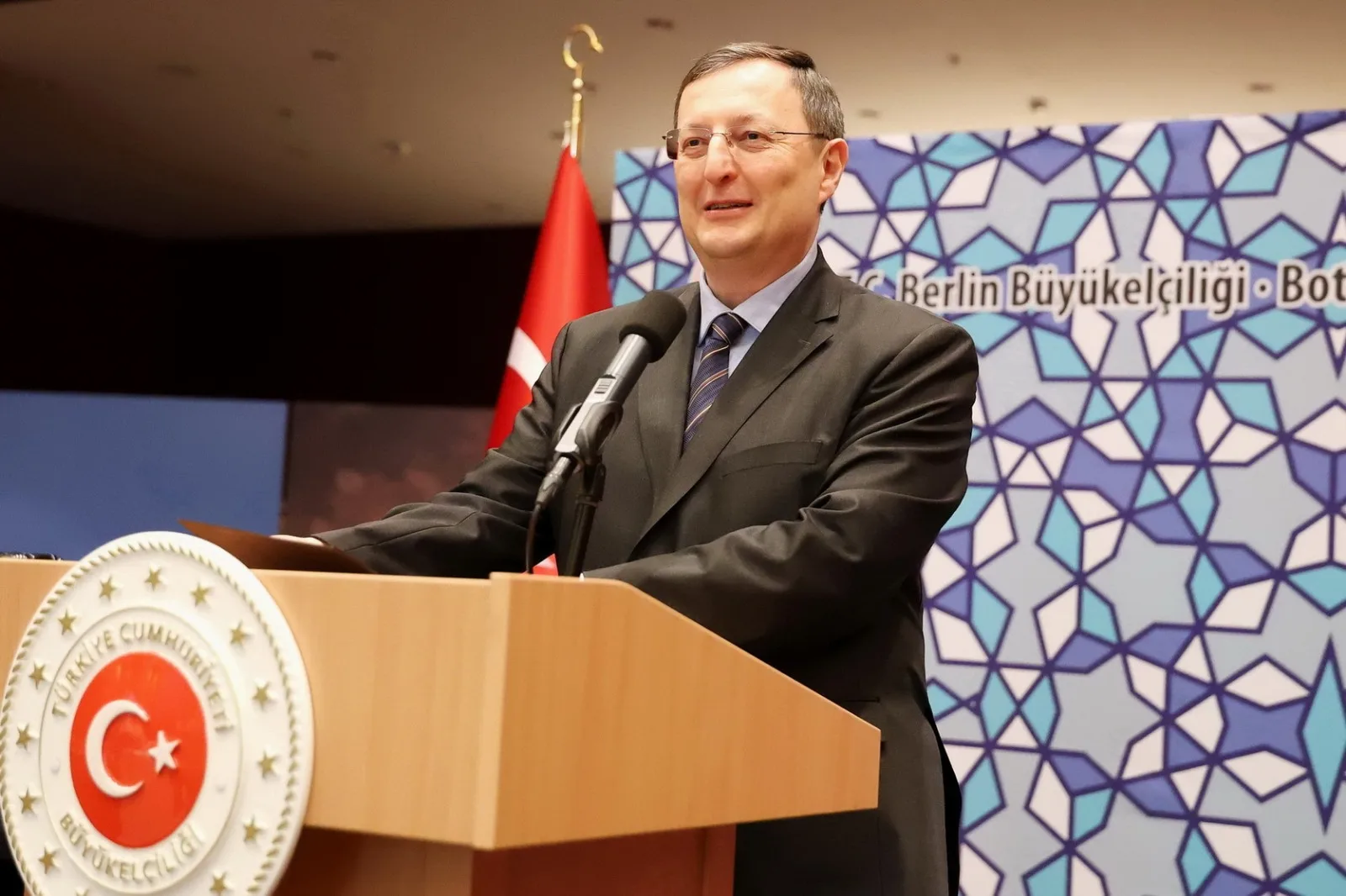 Büyükelçi Turan`dan başarılı öğrencilere ödül