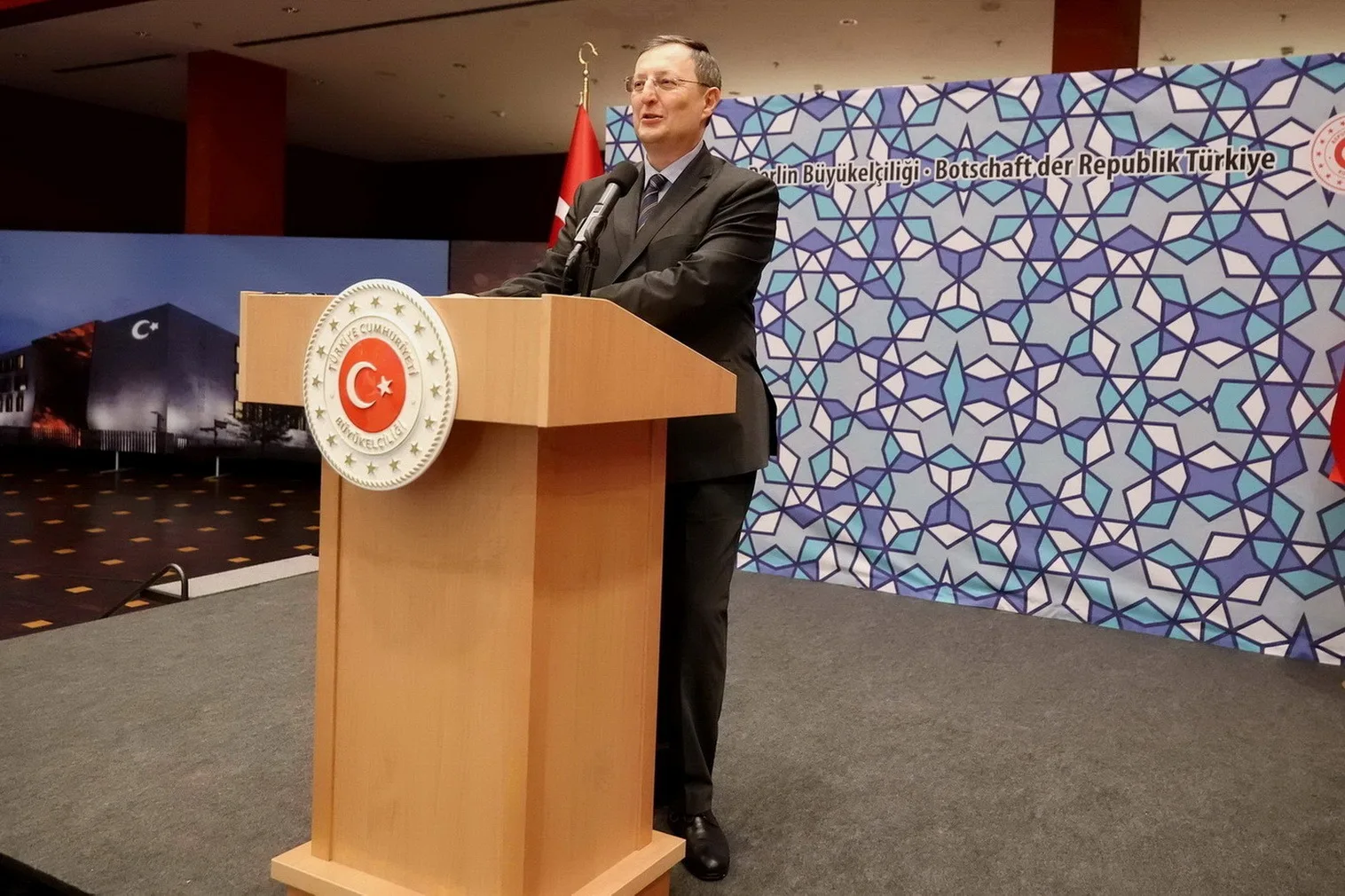 Büyükelçi Turan`dan başarılı öğrencilere ödül