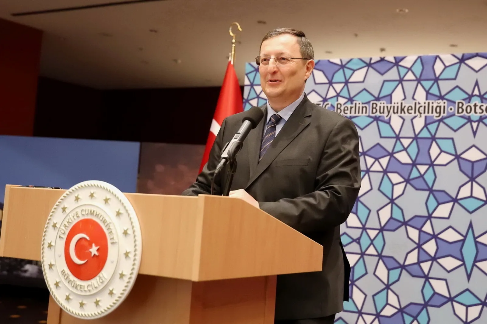 Büyükelçi Turan`dan başarılı öğrencilere ödül